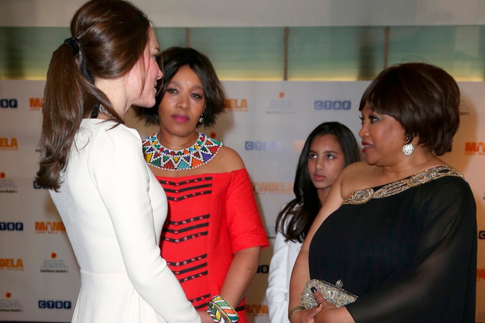 La princesa Catalina habla con Zindzi Mandela, hija de Nelson Mandela, antes del estreno de "Mandela: Long Walk to Freedom".