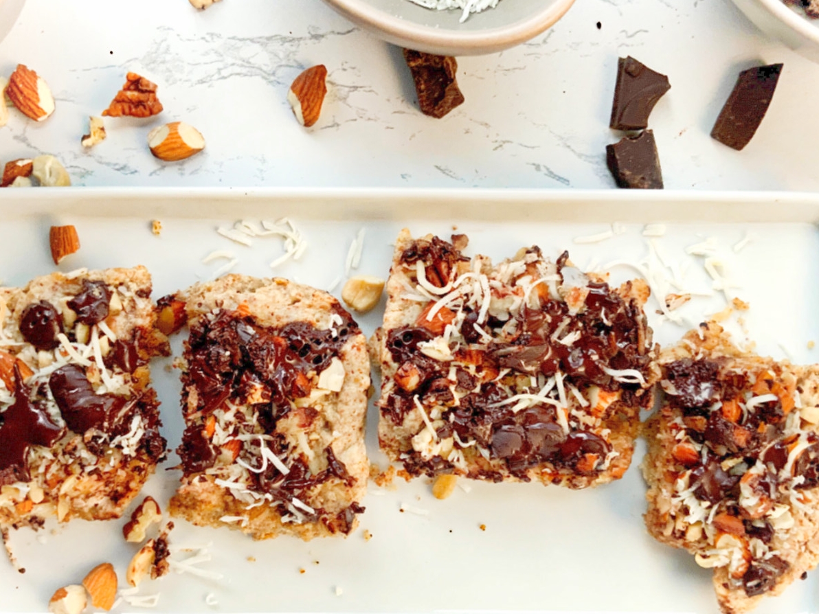 Así se preparan unas deliciosas barras de chocolate con coco