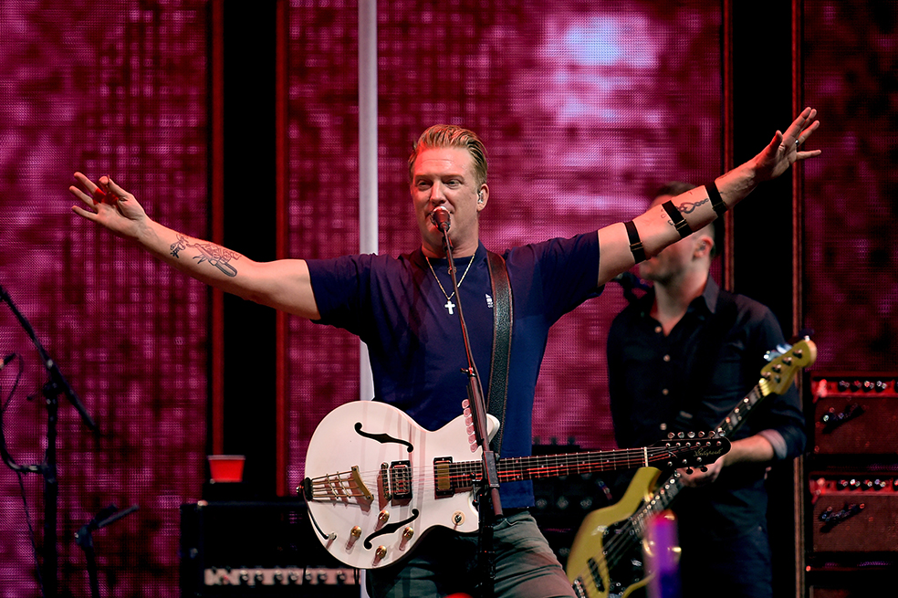 Guitarrista de Queens of the Stone Age se disculpa por golpear a fotógrafa