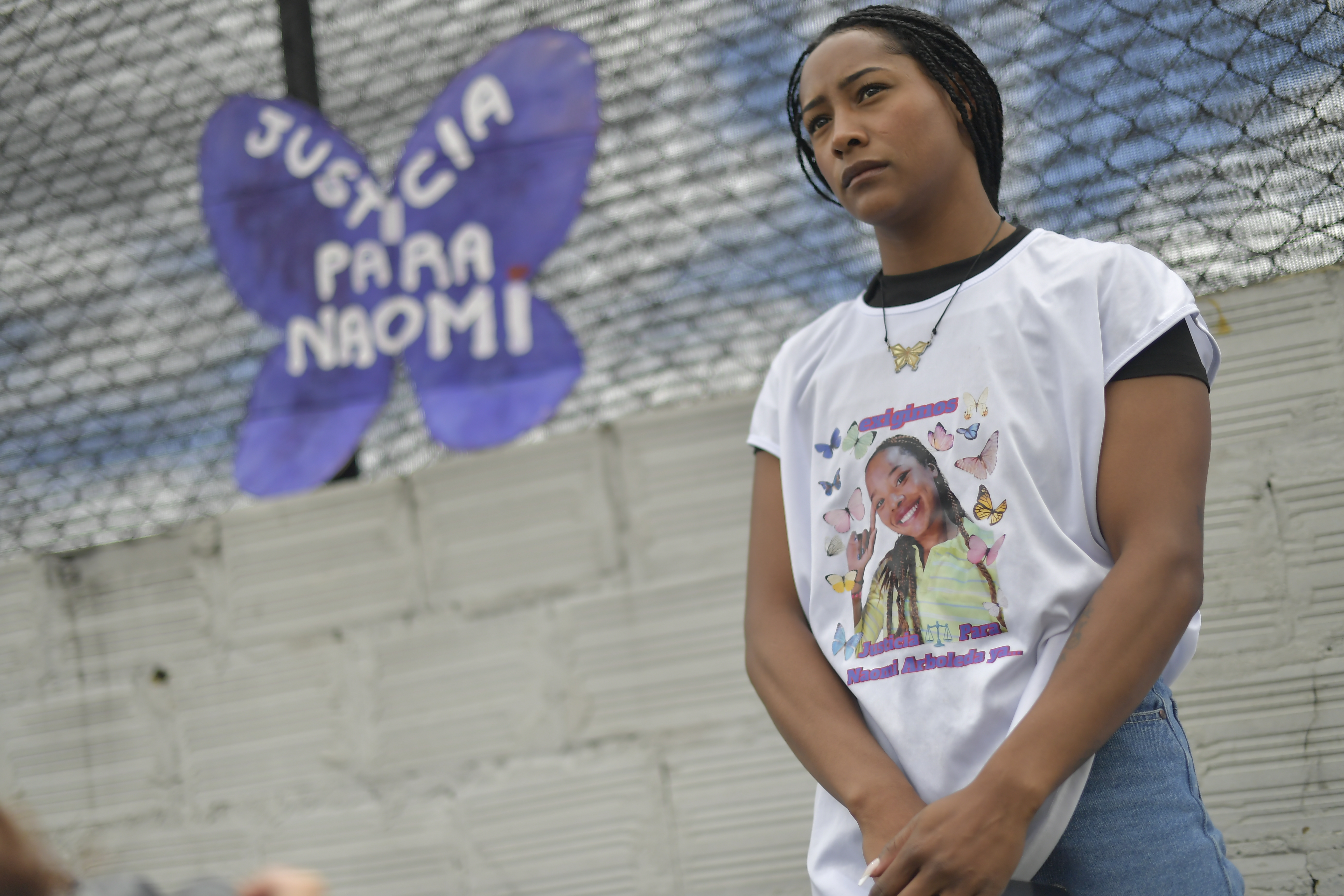Boxeadora Olímpica realiza plantón frente a los juzgados de Paloquemao por el asesinato de su hermana Yelena Stefi Arboleda Mendoza (Naomi), asesinada en la madrugada del 11 de noviembre de 2024 en el barrio Las Cruces.