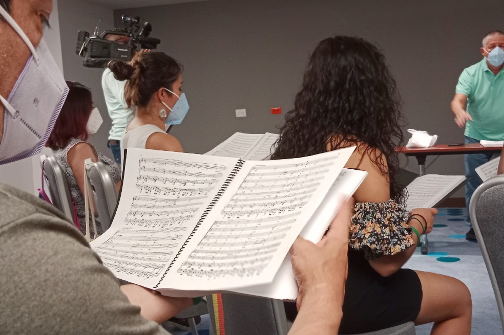 Los ensayos son intensos, se repite varias veces. Hay poco tiempo para el descanso. Todos tienen que cuidar la voz.  Es una Cartagena con el calor de la calle y el frío de los espacios cerrados.