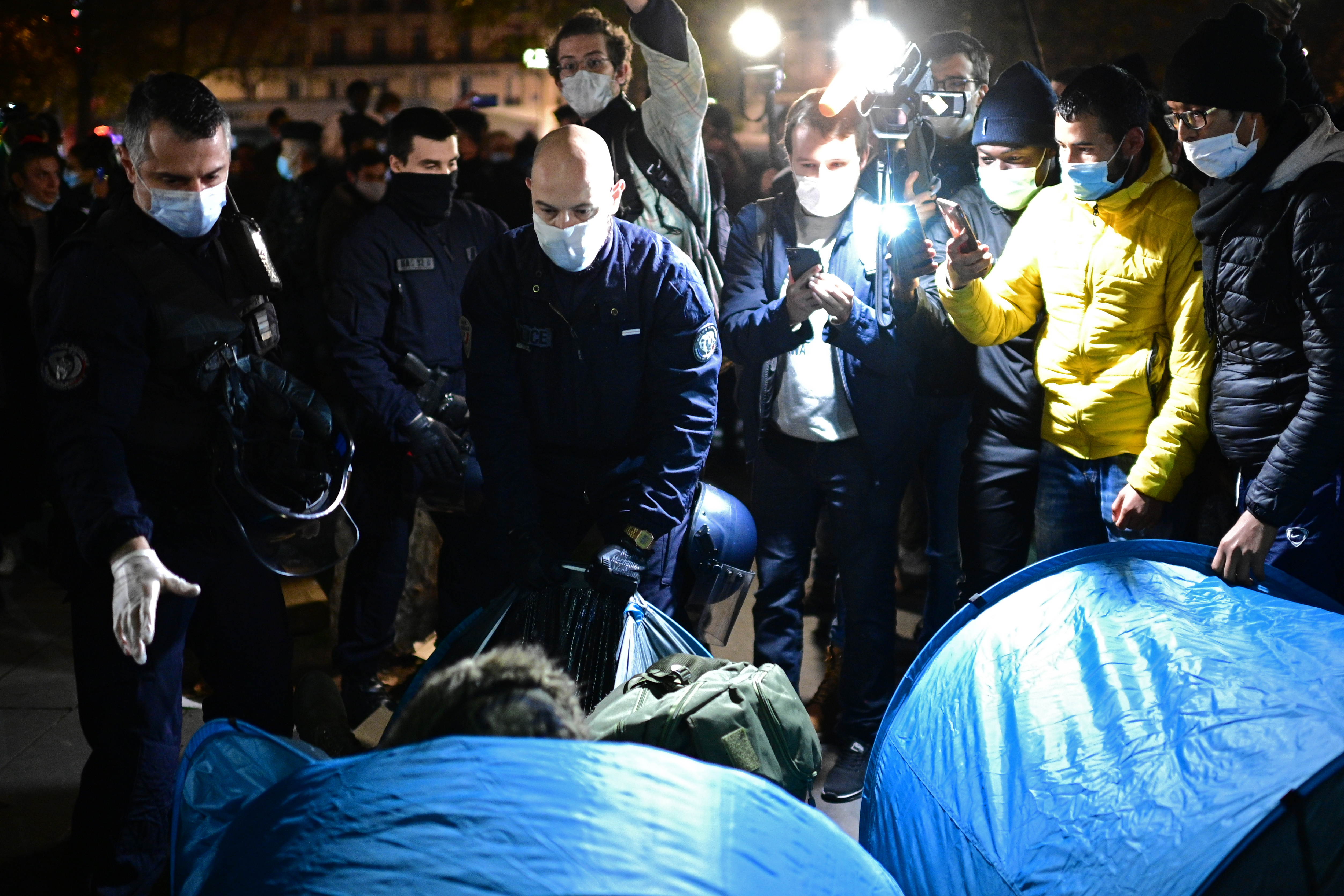 Con granadas aturdidoras, policía dispersó un campamento de migrantes en París