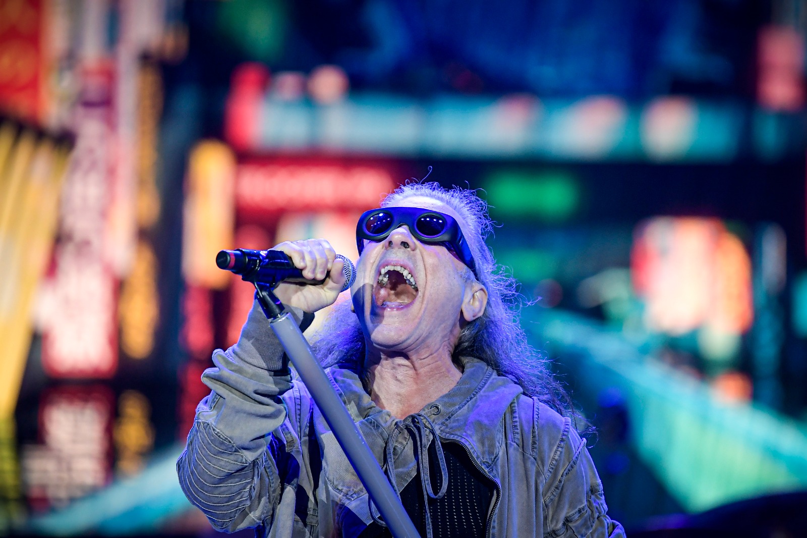 Una de las apariciones más esperadas fue la de Eddie the Head, la icónica mascota de la banda, quien protagonizó varios momentos épicos durante el concierto. 

En uno de ellos, Eddie incluso protagonizo una "batalla" con Bruce Dickinson en un espectáculo que incluyó fuegos artificiales. No solo fue un concierto, también fue una obra de teatro.