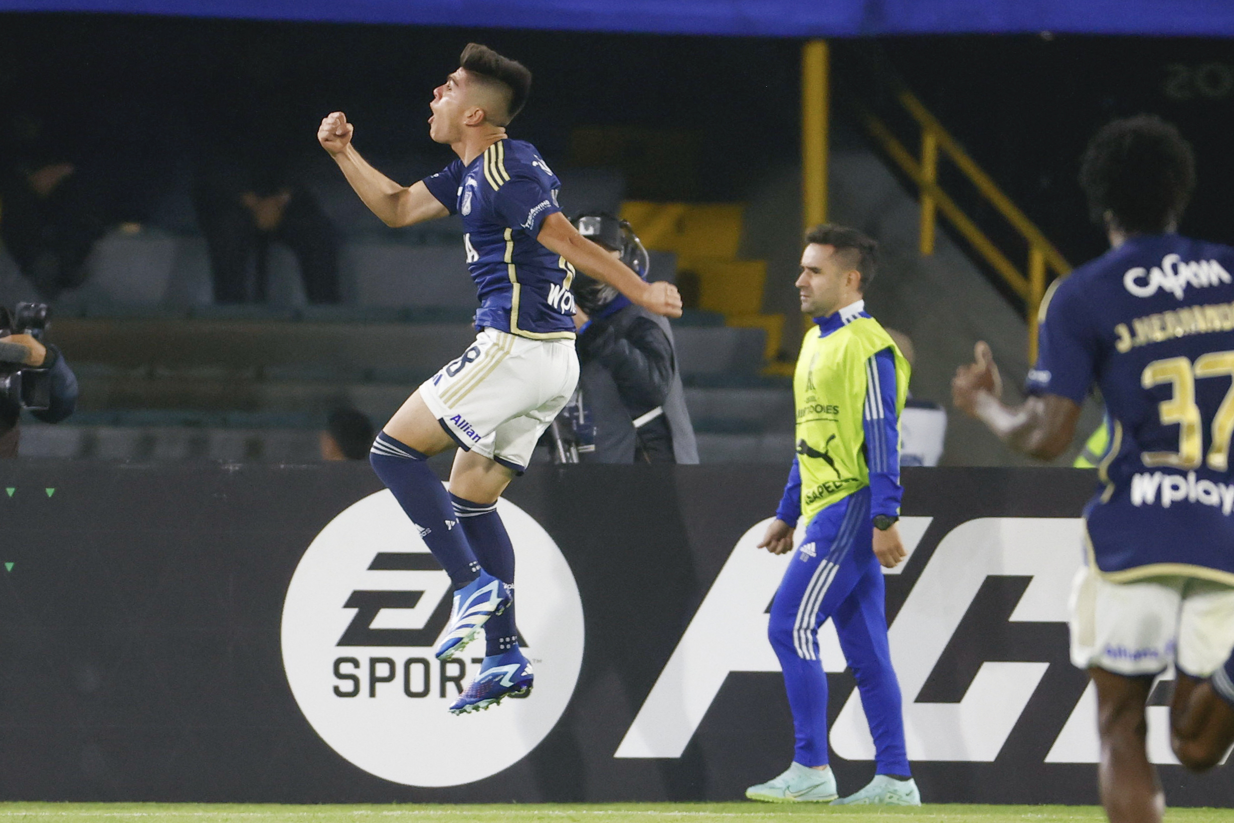 AMDEP8749. BOGOTÁ (COLOMBIA), 02/04/2024.- Daniel Ruiz (i) de Millonarios celebra un gol en un partido de la fase de grupos de la Copa Libertadores de Millonarios y Flamengo este martes, en el estadio El Campín en Bogotá (Colombia). EFE/ Mauricio Dueñas Castañeda