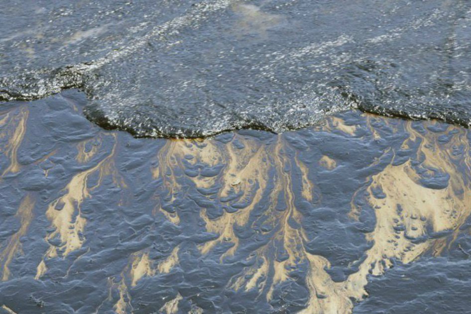 Declaran estado de emergencia en California por derrame de 400.000 litros de petróleo