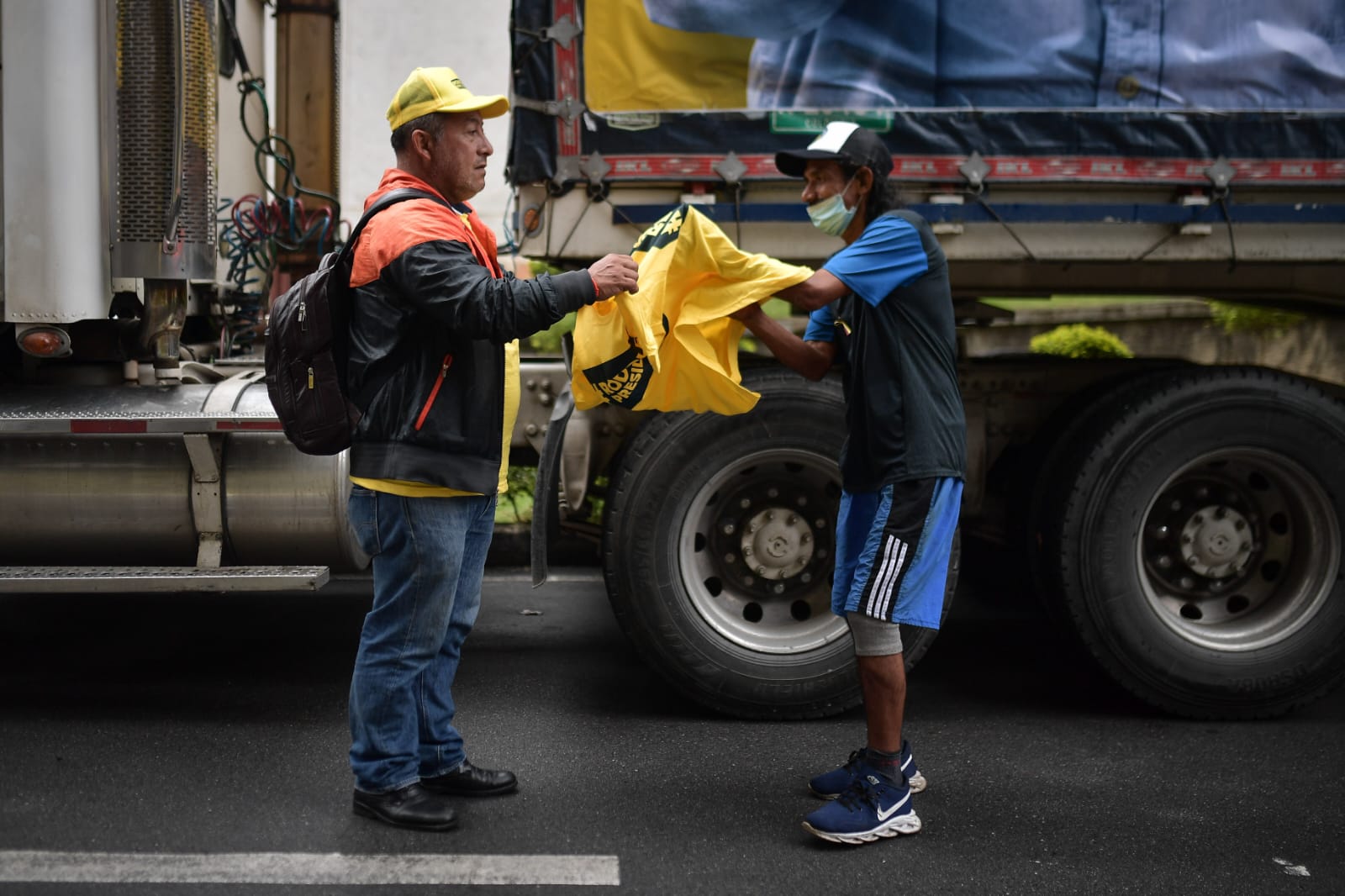 No solo están las ventas de la campaña y de los otros comerciantes informales, hay algunos que mandaron a hacer objetos de la campaña con la simple intención de regalarlos.