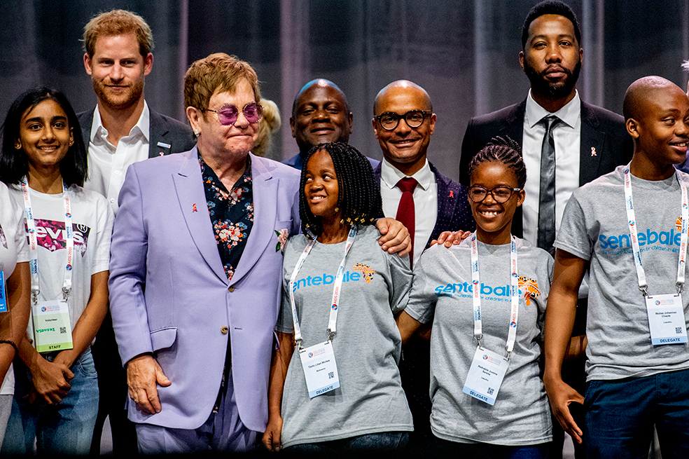 Elton John dice que discriminación a homosexuales obstaculiza lucha contra el sida