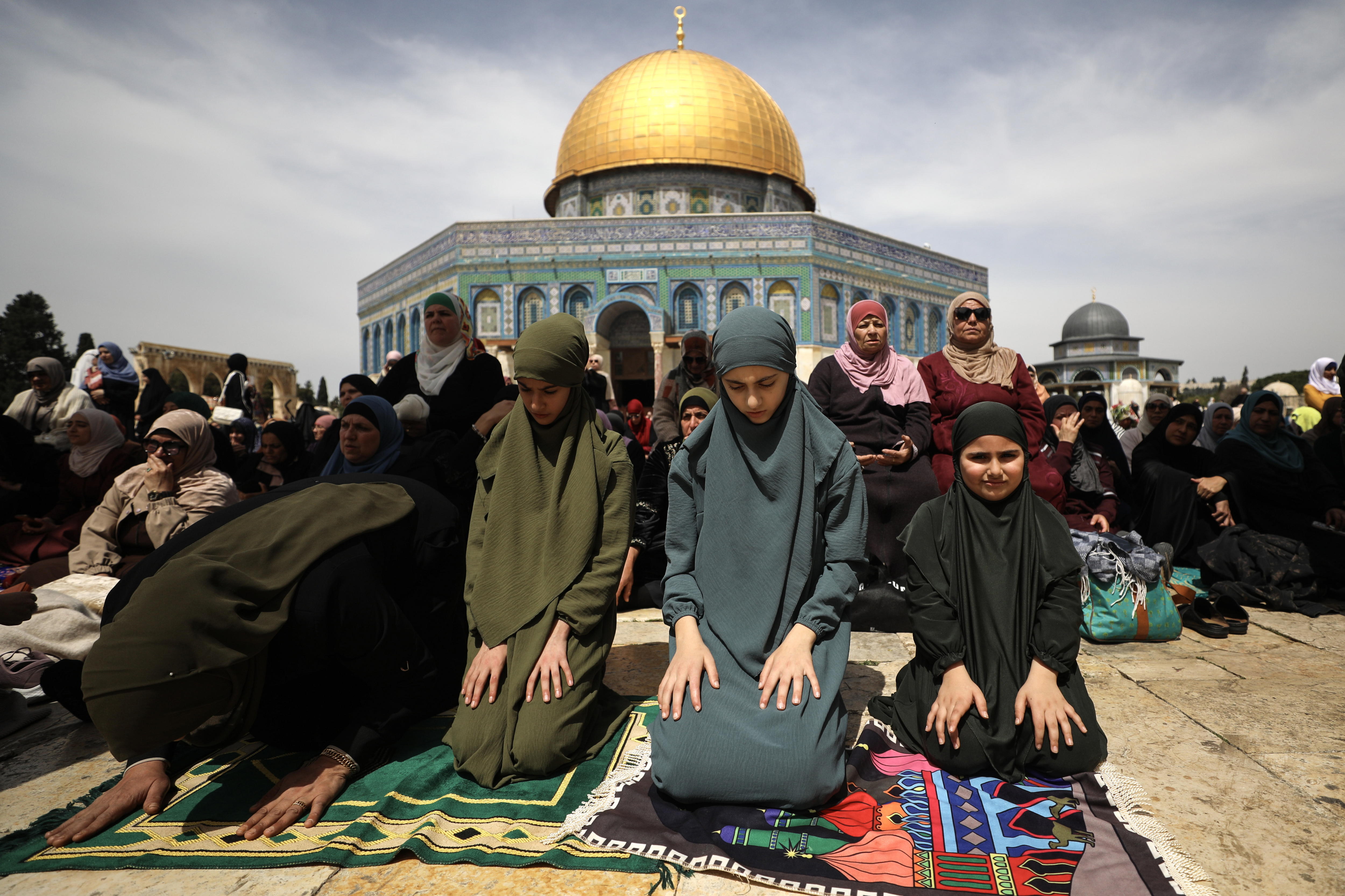 Jerusalem (-), 29/03/2024.- Muslim worshippers attend the Friday prayers during the holy month of Ramadan at the Al-Aqsa Mosque in the Old City of Jerusalem, 29 March 2024. According to the Islamic Endowments Department in Jerusalem, about 125,000 worshipers performed the third Friday prayer of the holy month of Ramadan at Al-Aqsa Mosque. The Muslims' holy month of Ramadan is the ninth month in the Islamic calendar and it is believed that the revelation of the first verse in the Koran was during its last 10 nights. It is celebrated yearly by praying during the night time and abstaining from eating, drinking, and sexual acts during the period between sunrise and sunset. It is also a time for socializing, mainly in the evening after breaking the fast and a shift of all activities to late in the day in most countries. (Jerusalén) EFE/EPA/JAMAL AWAD