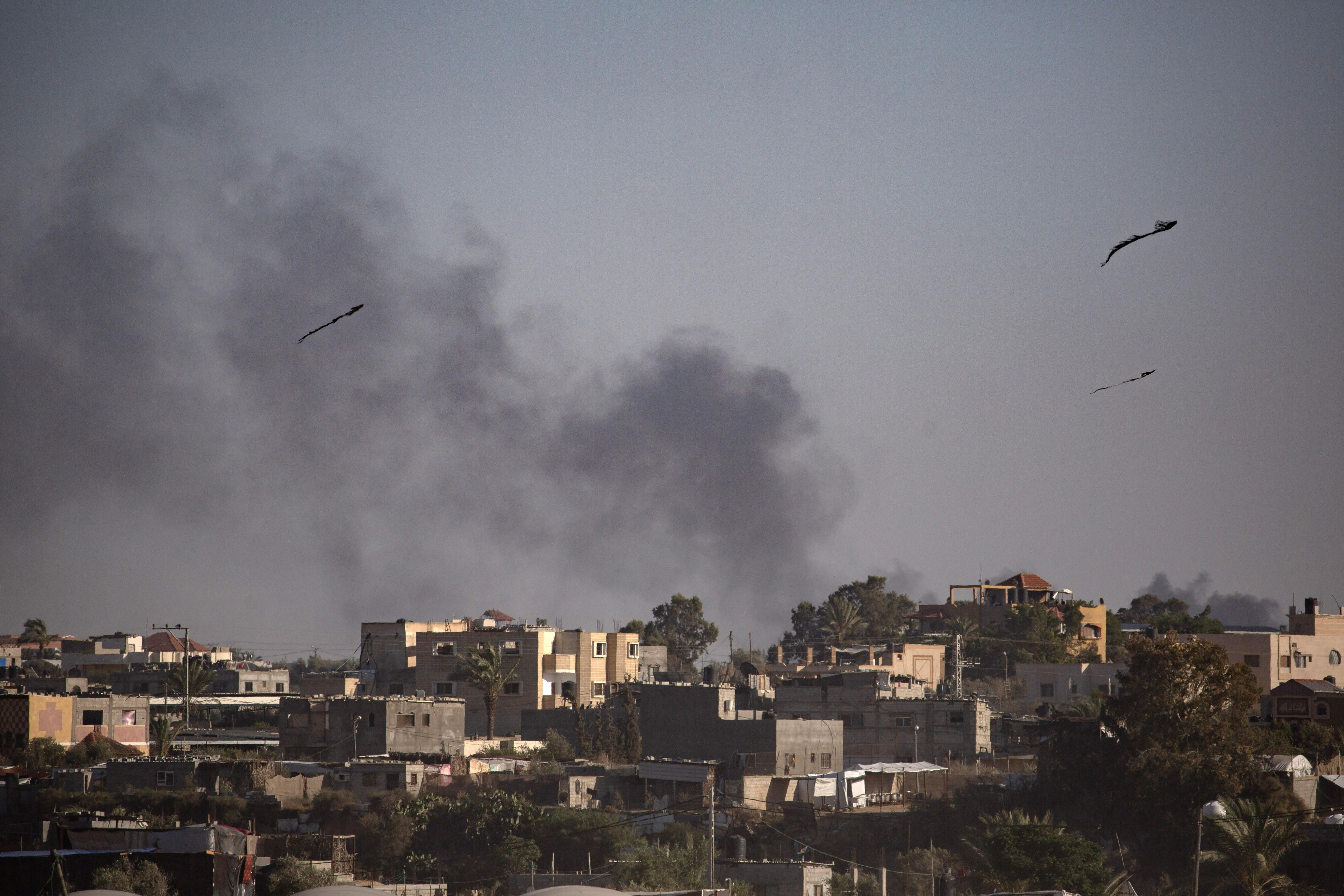 Gaza (---), 24/05/2024.- Smoke rises after an Israeli airstrike in Rafah, southern Gaza Strip, 24 May 2024. The International Court of Justice (ICJ) on 24 May ordered Israel to halt its military operation in Rafah, to open the Rafah border crossing with Egypt to allow for the entry of humanitarian aid, to allow access to Gaza for investigators, and to report to the court within one month on its progress. More than 35,000 Palestinians and over 1,400 Israelis have been killed, according to the Palestinian Health Ministry and the Israel Defense Forces (IDF), since Hamas militants launched an attack against Israel from the Gaza Strip on 07 October 2023, and the Israeli operations in Gaza and the West Bank which followed it. (Egipto) EFE/EPA/HAITHAM IMAD