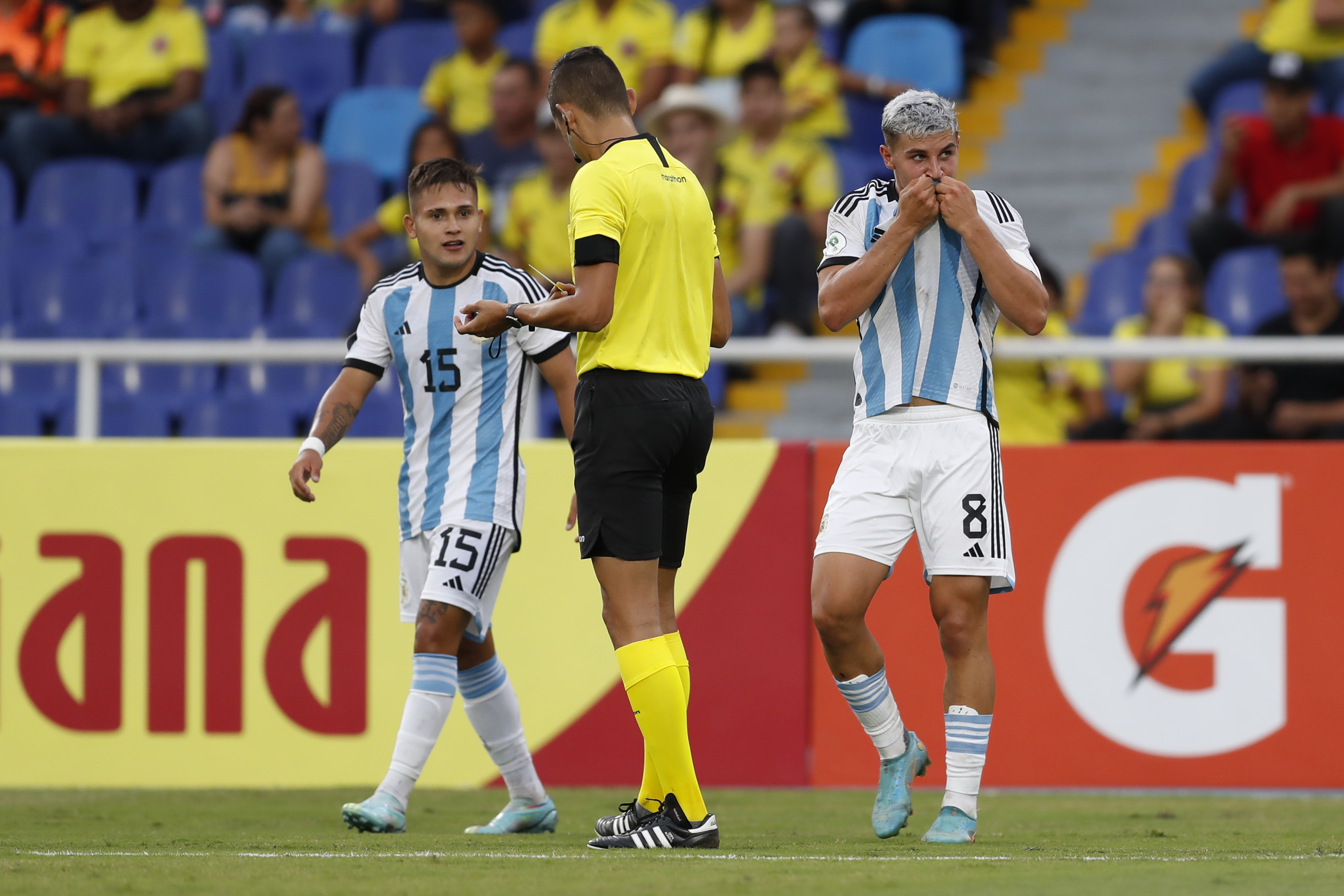 AMDEP554. CALI (COLOMBIA), 25/01/2023.- Gino Infantino (d) de Argentina celebra un gol hoy, en un partido de la fase de grupos del Campeonato Sudamericano Sub'20 entre las selecciones de Argentina y Perú en el estadio Pascual Guerrero en Cali (Colombia). EFE/ Ernesto Guzmán Jr.