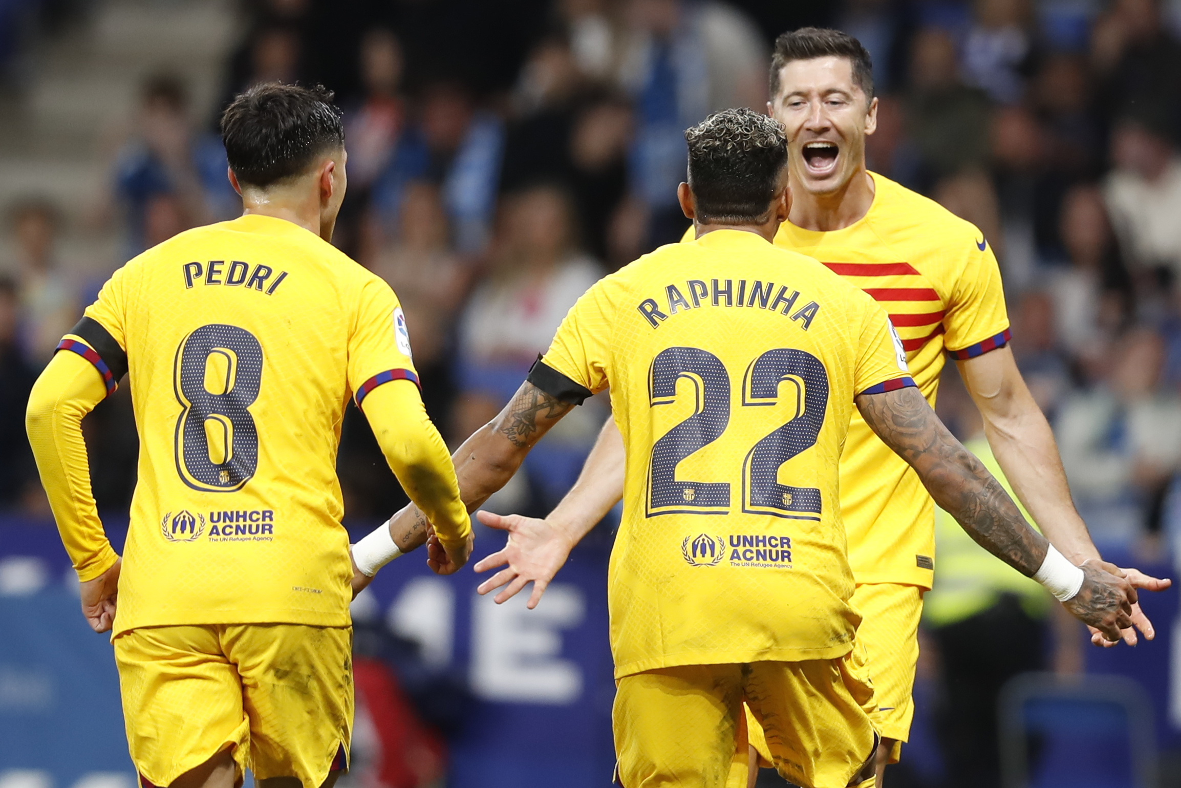 CORNELLÁ DE LLOBREGAT (BARCELONA), 14/05/2023.- El delantero polaco del FC Barcelona Robert (d) Lewandowski celebra su segundo gol durante el partido correspondiente a la jornada 34 de LaLiga Santander que RCD Espanyol y FC Barcelona disputan este domingo en el RCDE Stadium de Cornellá de Llobregat (Barcelona). EFE/ Andreu Dalmau