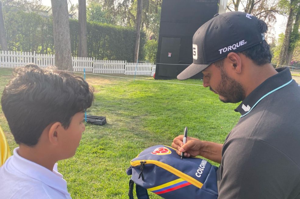 Tras completar su ronda en el Hoyo 10, el golfista Sebastián Muñoz firmó autógrafos a los aficionados que lo acompañaron en el Club de Golf Chapultepec, al final del segundo día del LIV Golf Mexico City.