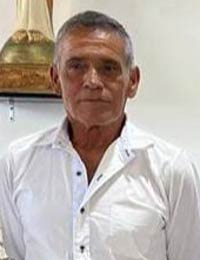 Fernando estaba próximo a cumplir 70 años. Estaba en su casa en Manizales cuando el susto por el temblor lo hizo evacuar. Cuando estaba afuera, el alero de una casa aledaña se desprendió y le cayó encima.