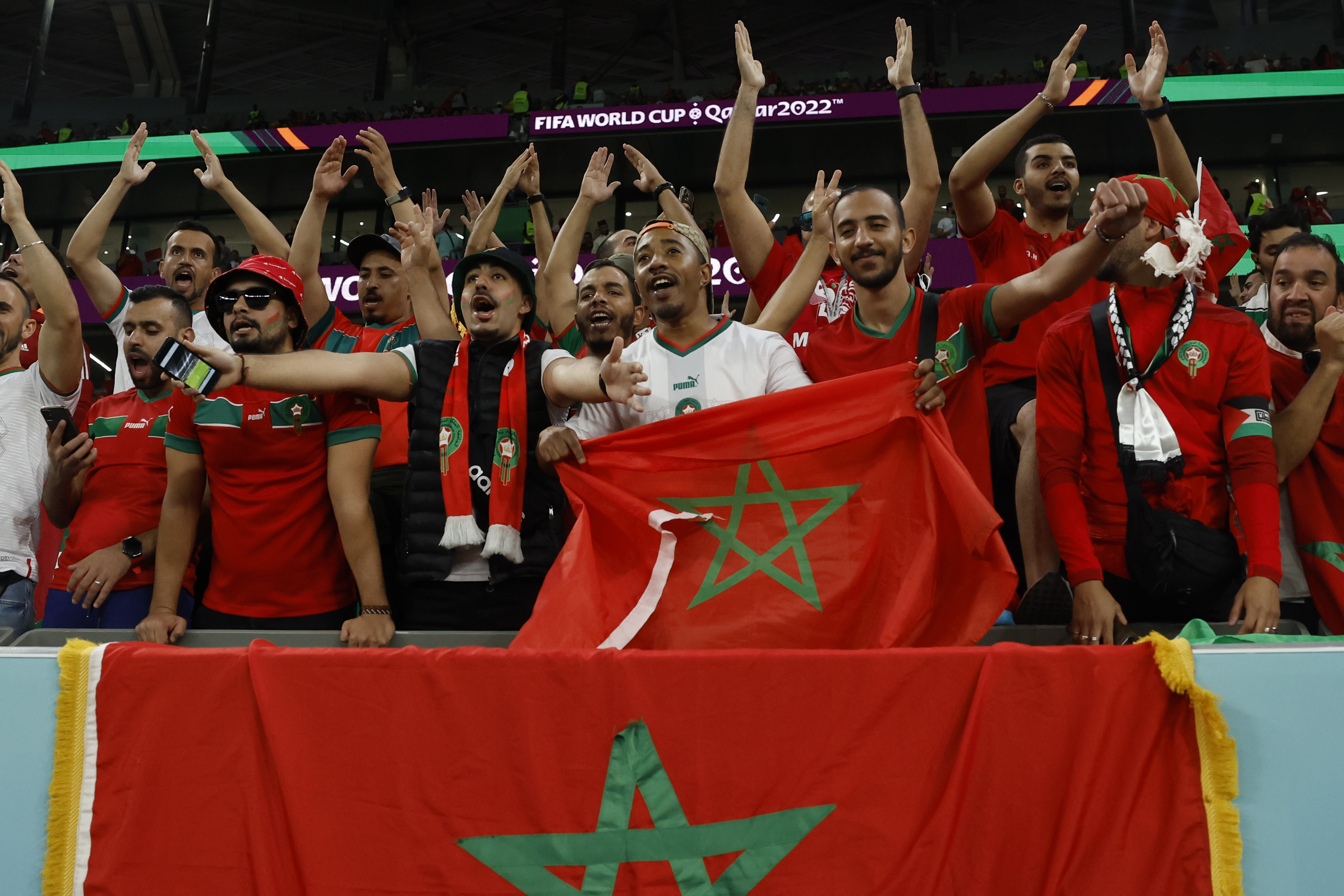 . RAYÁN (CATAR), 06/12/2022.- Aficionados de Marruecos asisten hoy, a un partido de los octavos de final del Mundial de Fútbol Qatar 2022 entre Marruecos y España en el estadio Ciudad de la Educación en Rayán (Catar). EFE/ Juanjo Martín