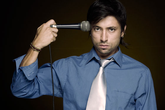 Cromos lo invita a un stan up comedy sobre colombianos