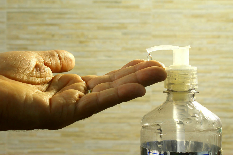 Estos antibacteriales vendidos en Colombia contienen componentes prohibidos en EE.UU.