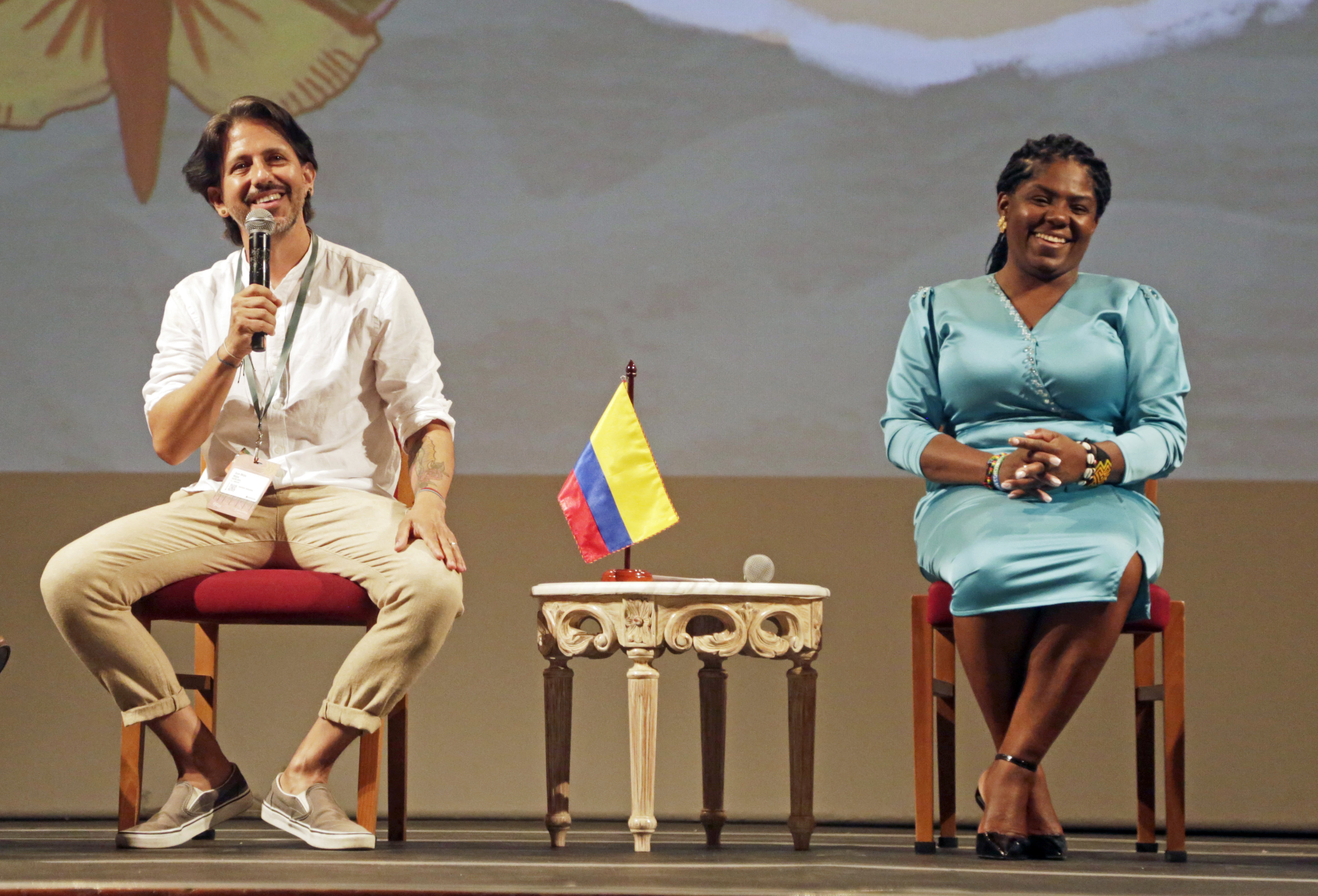 AME8862. CARTAGENA (COLOMBIA), 19/04/2024.- El colombiano, Juan Mejía, director de la película 'Igualada', que relata la vida de la vicepresidenta Francia Márquez y su lucha por la defensa del medio ambiente, del territorio ancestral y de los derechos humanos de la comunidad afrodescendiente en el sur del país, habla con la vicepresidenta de Colombia este viernes en el Festival Internacional de Cine de Cartagena de Indias (Colombia). EFE/Ricardo Maldonado Rozo