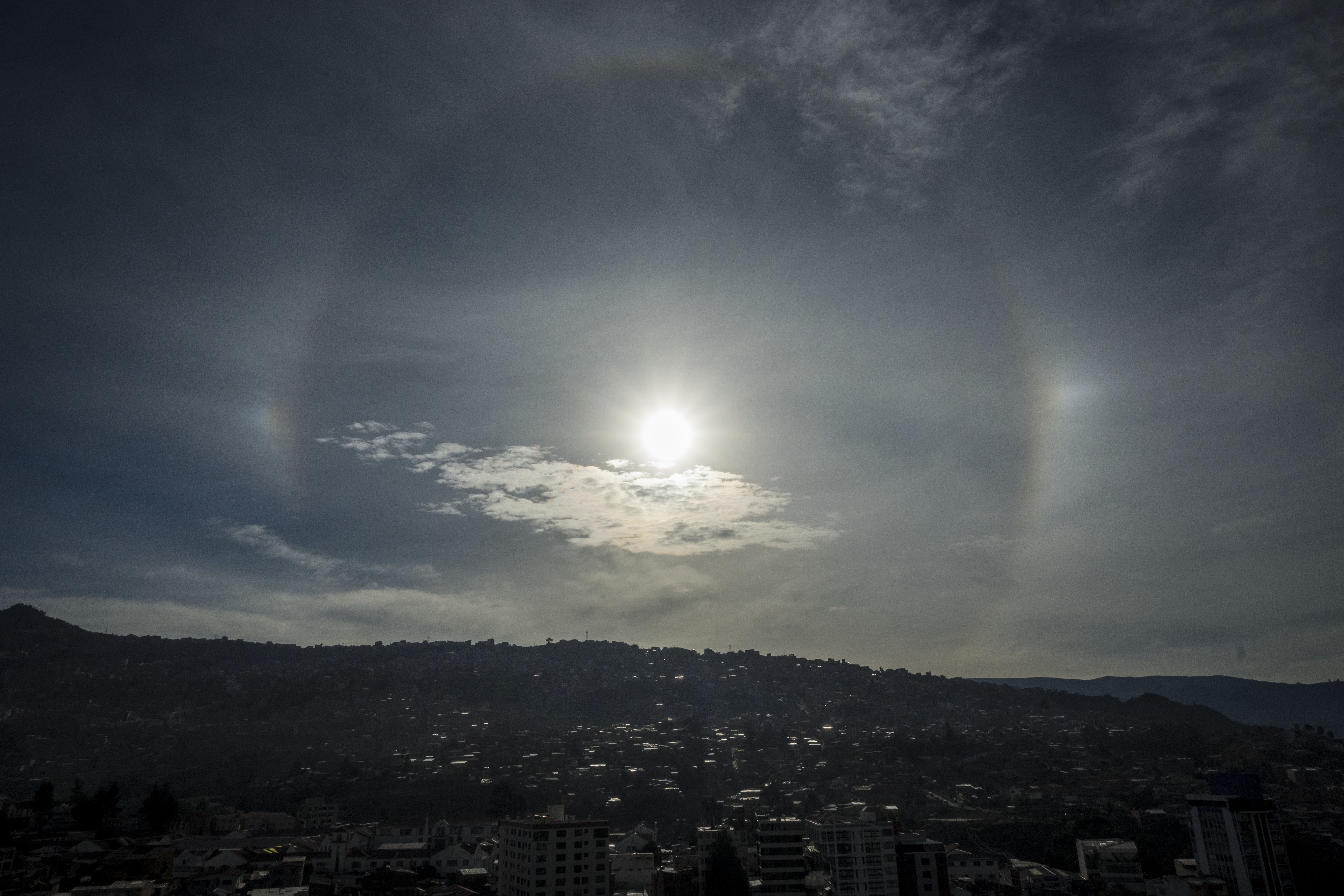 AME2469. LA PAZ (BOLIVIA), 02/05/2024.- Fotografía de un halo solar este jueves, en la ciudad de La Paz (Bolivia). El halo solar es un fenómeno colorido óptico natural creado cuando la luz solar atraviesa grandes nubes llenas de cristales de hielo. EFE/ Esteban Biba