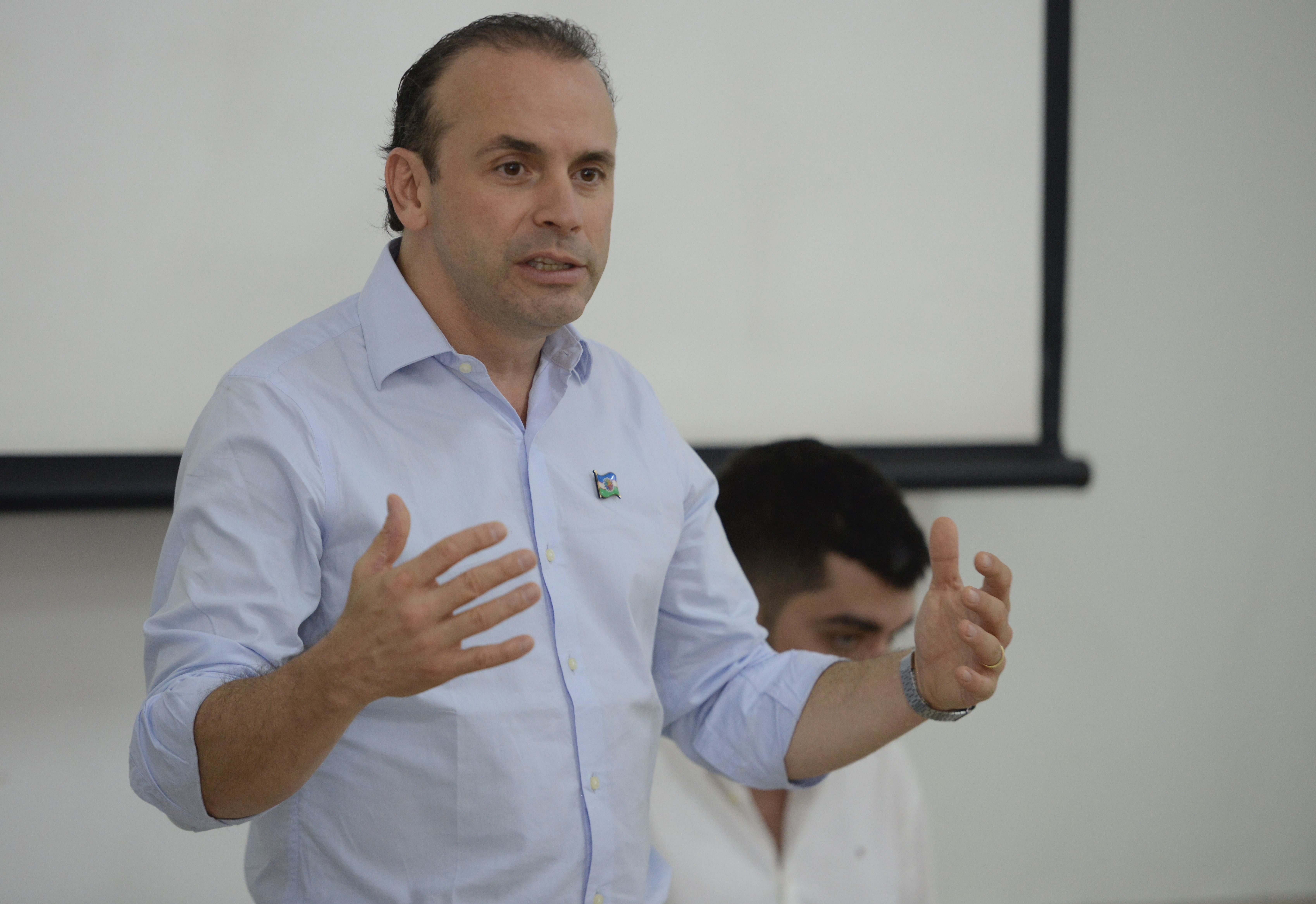 AME6172. CALI (COLOMBIA), 24/06/2024.- El alcalde de la ciudad de Cali, Alejandro Eder, habla durante una actividad el 21 de junio de 2024 en Cali (Colombia). Alejandro Eder asegura que esta ciudad del suroeste de Colombia se encuentra preparada, en seguridad y logística, para recibir a los más de 12.000 visitantes que llegarán a la Conferencia de las Naciones Unidas sobre Biodiversidad (COP16), a pesar de la reciente oleada de violencia de las disidencias de las FARC. EFE/ Ernesto Guzmán