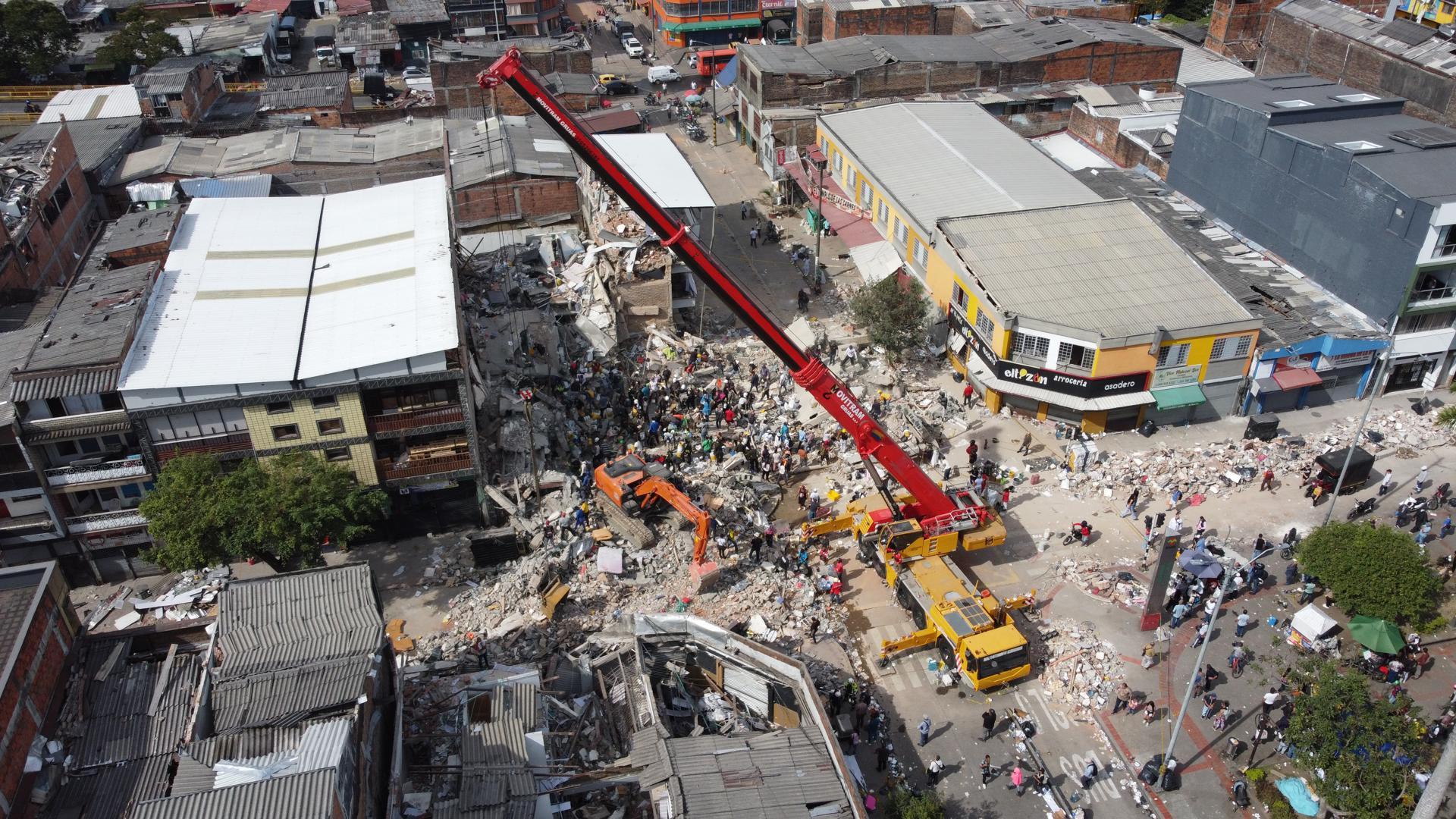 FOTODELDÍA AME7989. PEREIRA (COLOMBIA), 12/08/2026.- Fotografía aérea que muestra rescatistas en labores de búsqueda en el lugar donde se derrumbó un edificio de cuatro pisos tras el terremoto de magnitud 7,4 que sacudió la mayor parte de Colombia el pasado lunes, este miércoles en el sector del parque La Libertad en Pereira (Colombia). El presidente de Colombia, Abelardo de la Espriella, declaró duelo nacional de tres días por las víctimas del terremoto que golpeó varias partes del país y deja cerca de 240 muertos, según las autoridades regionales, informó el Gobierno. EFE/ Juan Diego López
