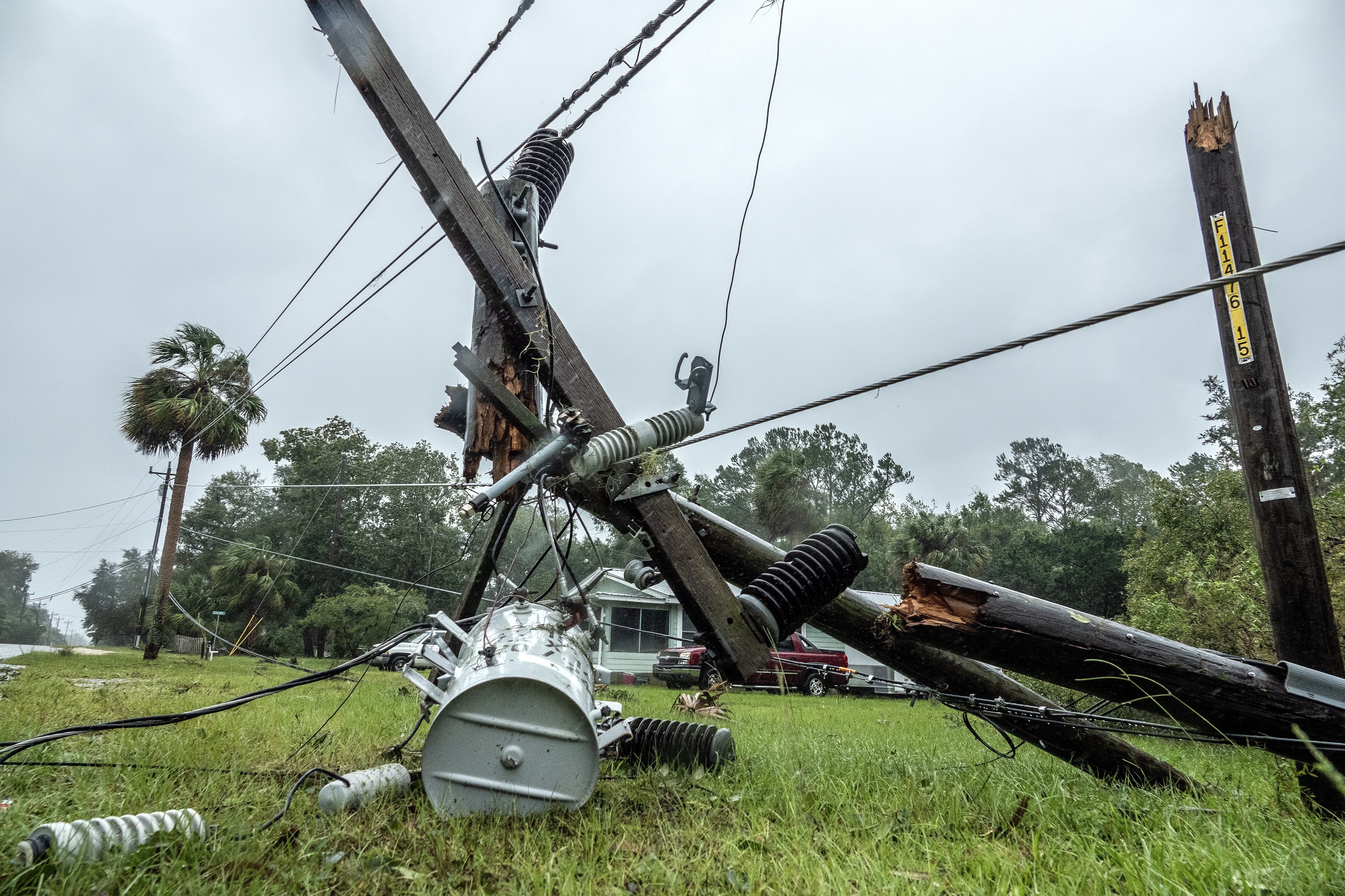 Jena (United States), 30/08/2023.- A fallen power pole after Hurricane Idalia made landfall near Keaton Beach, Florida, USA, 30 August 2023. Hurricane Idalia makes landfall in Florida as a Category 3 storm with winds of 125 mph. (tormenta) EFE/EPA/CRISTOBAL HERRERA-ULASHKEVICH