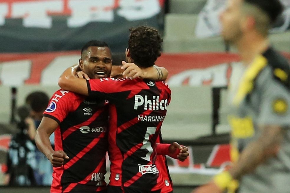 Paranaense sacó a Peñarol y jugará la final de la Sudamericana contra Bragantino