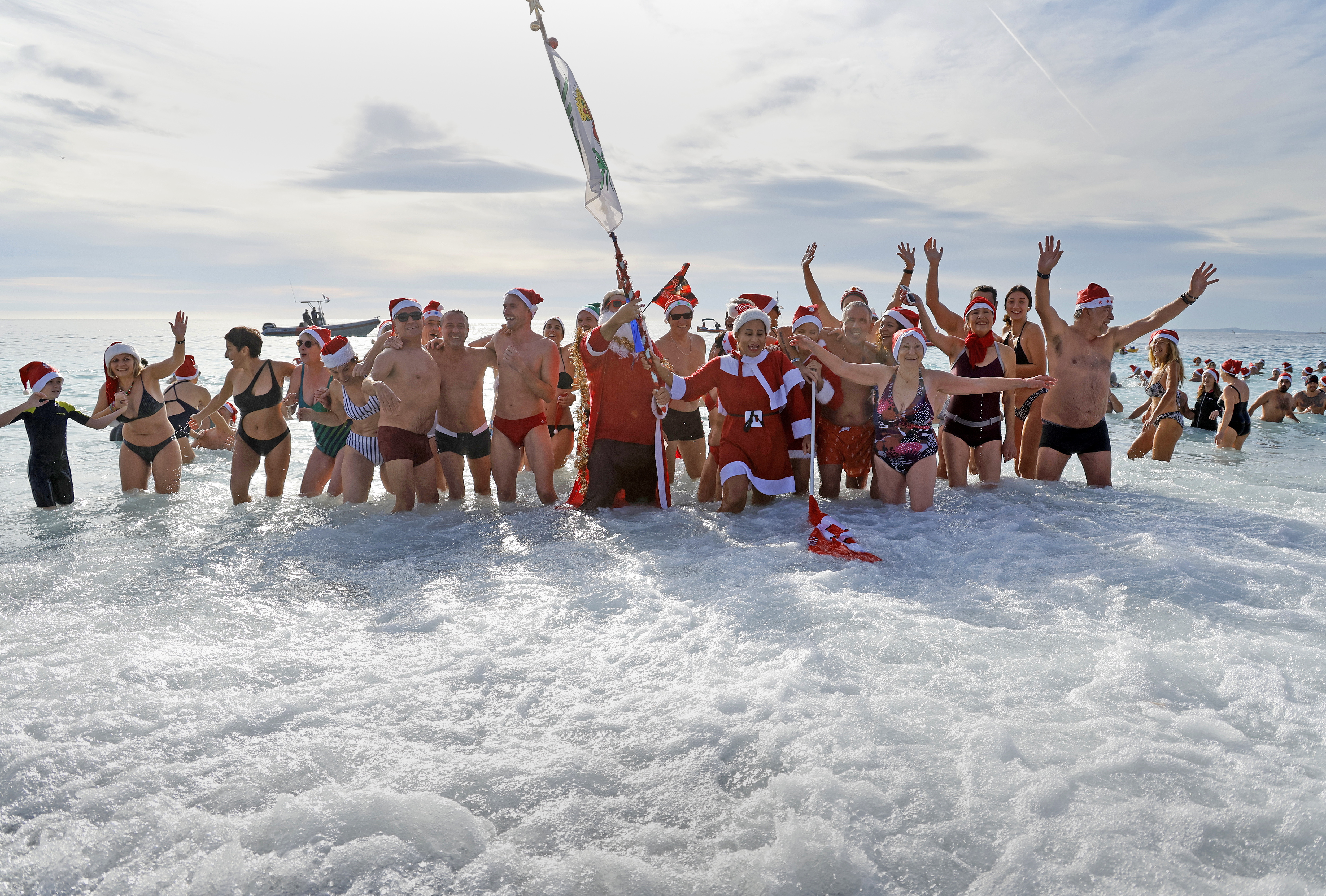 Nice (France), 22/12/2024.- People dressed in Santa Claus hats and costumes take part in the traditional Christmas bath on the beach of the Promenade des Anglais in Nice, France, 22 December 2024. The water was approximately 13 degrees Celsius. (Francia, Niza, Roma) EFE/EPA/SEBASTIEN NOGIER