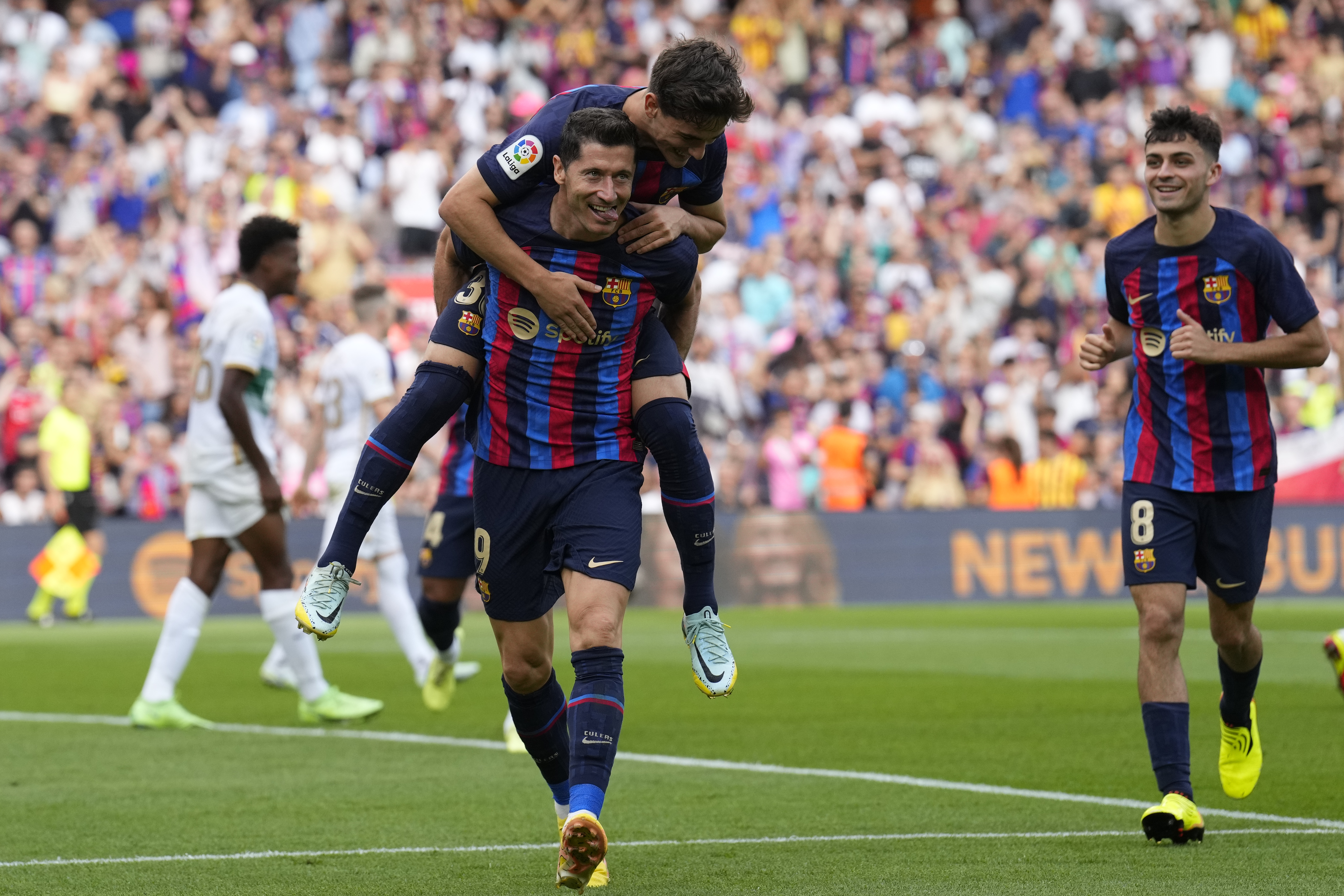 Barcelona trató de olvidar a Bayern goleando a Elche y es líder parcial en España
