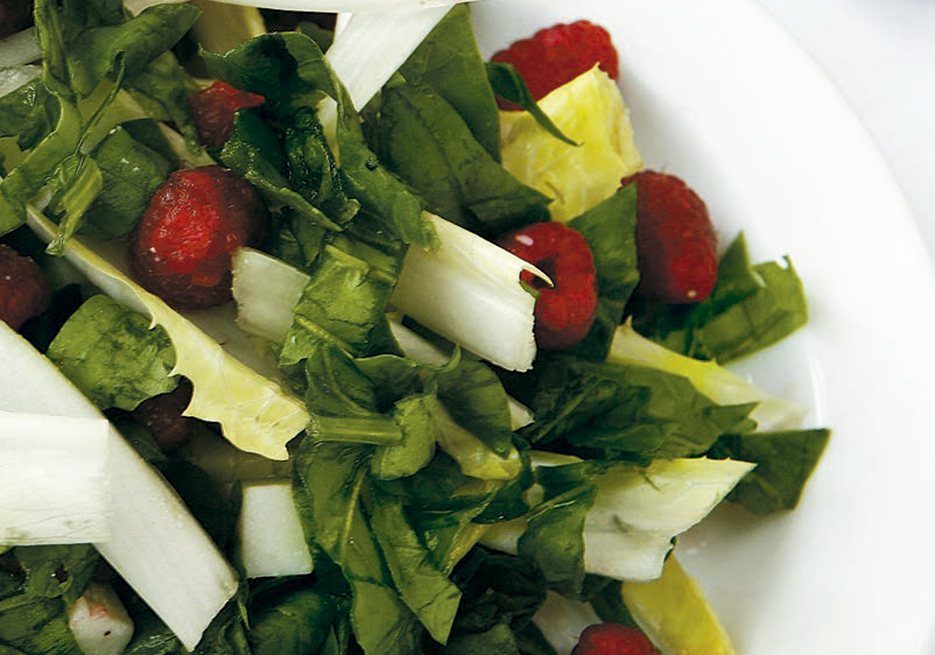 Ensalada de endibias con queso de cabra y frambuesas