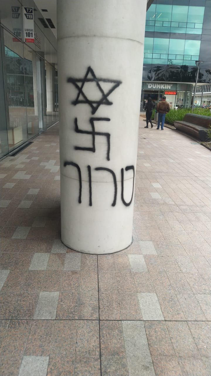 La embajada de Israel fue pintada con símbolos nazis por encapuchados en la capital.