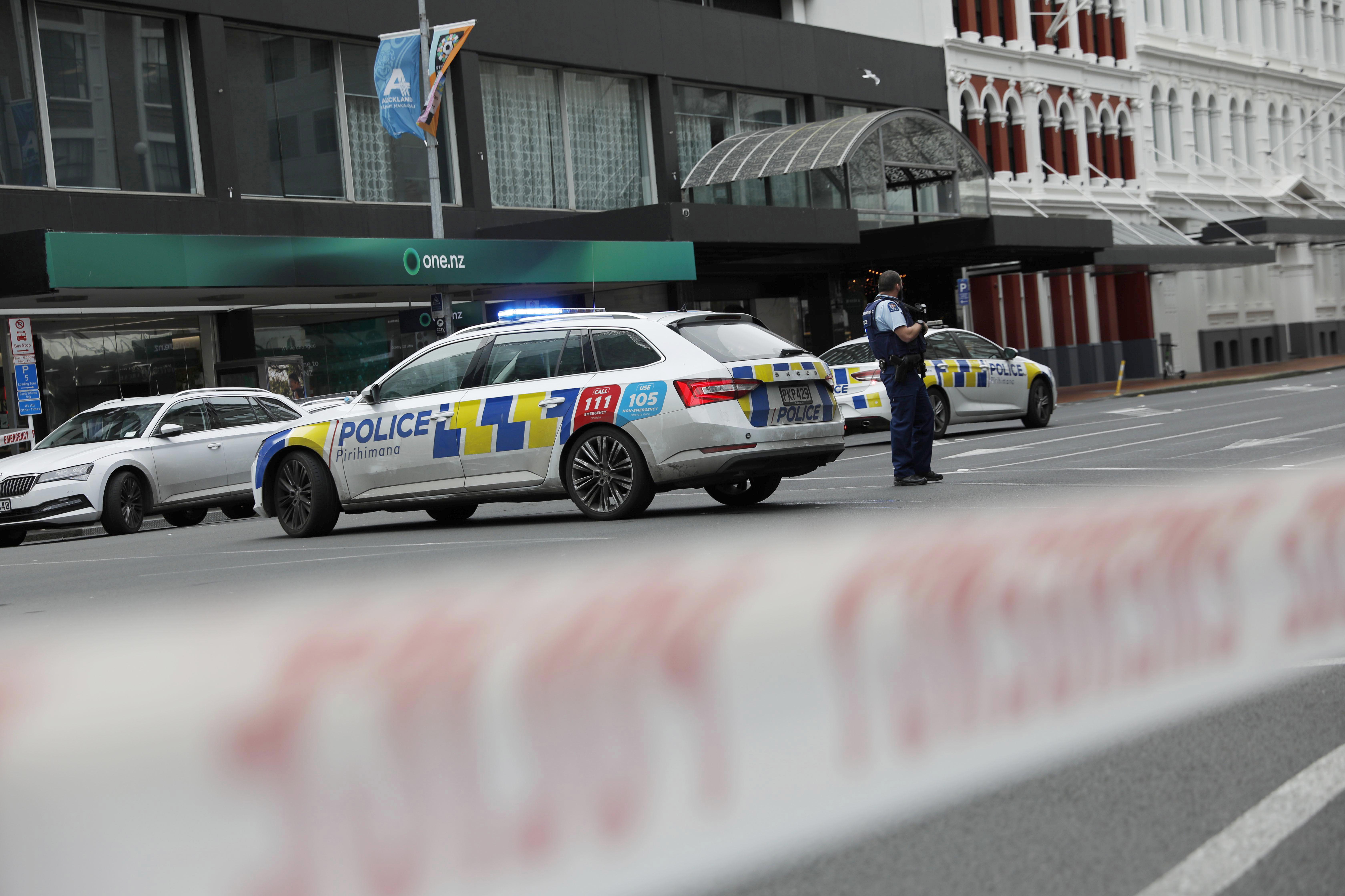 Auckland (New Zealand), 19/07/2023.- Police block an area near the site of a shooting in Queen Street, Auckland, New Zealand, 20 July 2023. New Zealand Prime Minister Chris Hipkins confirmed in a press conference that a gunman killed two and injured six people, before being killed. The FIFA Women's World Cup is beginning on 20 July. (Nueva Zelanda) EFE/EPA/HOW HWEE YOUNG