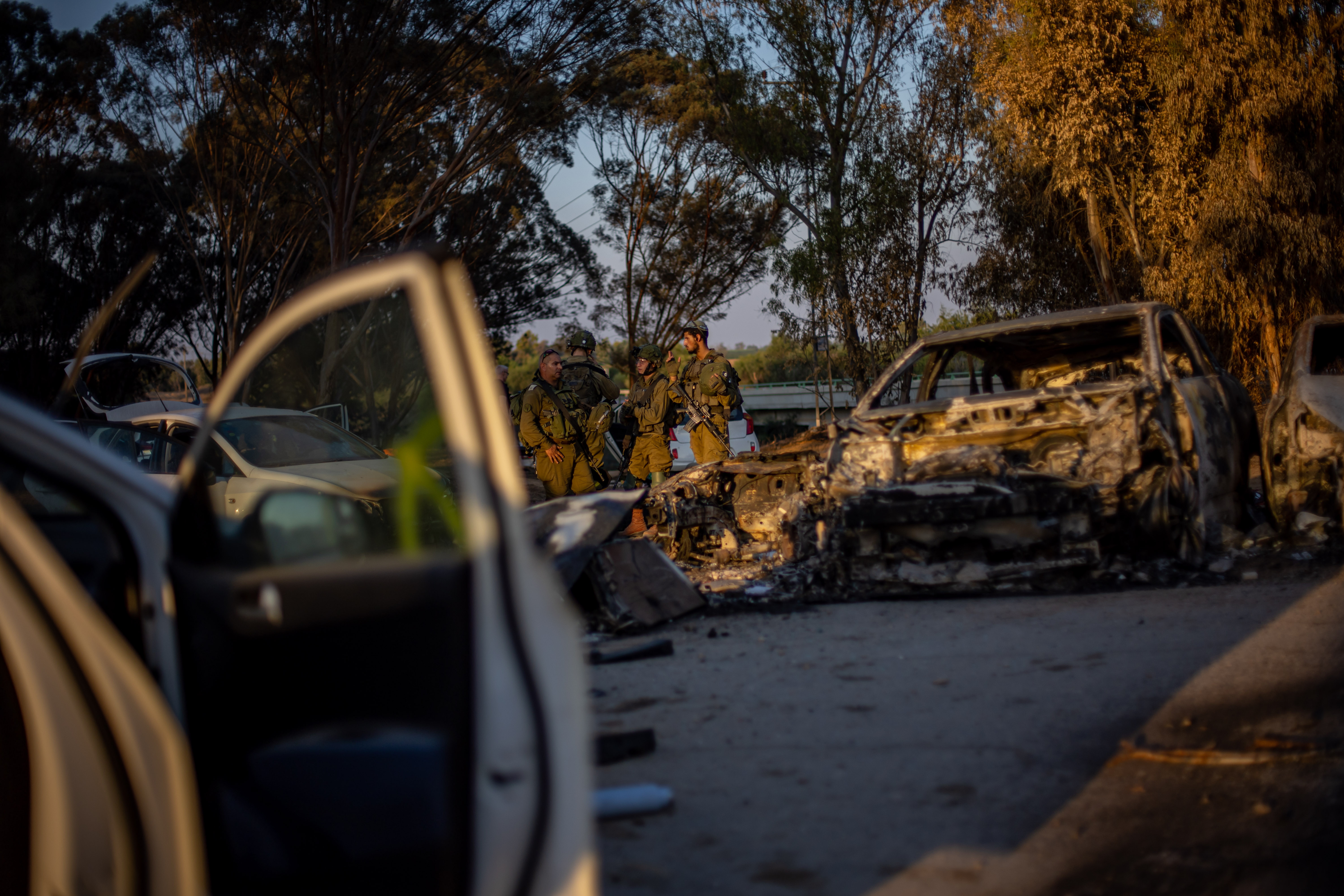 Raim (Israel), 12/10/2023.- Israeli soldiers check cars left behind by Israelis in the aftermath of an attack that killed more than 260 people during a music festival on 07 October, near Raim, Israel, 12 October 2023. More than 1,200 Israelis have been killed and over 3,000 others injured, according to the Israel Defense Forces (IDF), since the Islamist movement Hamas launched attacks on Israel from the Gaza Strip on 07 October. More than 4,000 people, including 1,500 militants from Hamas, have been killed and thousands injured in both Gaza and Israel since the conflict erupted, according to Israeli military sources and Palestinian officials. EFE/EPA/MARTIN DIVISEK