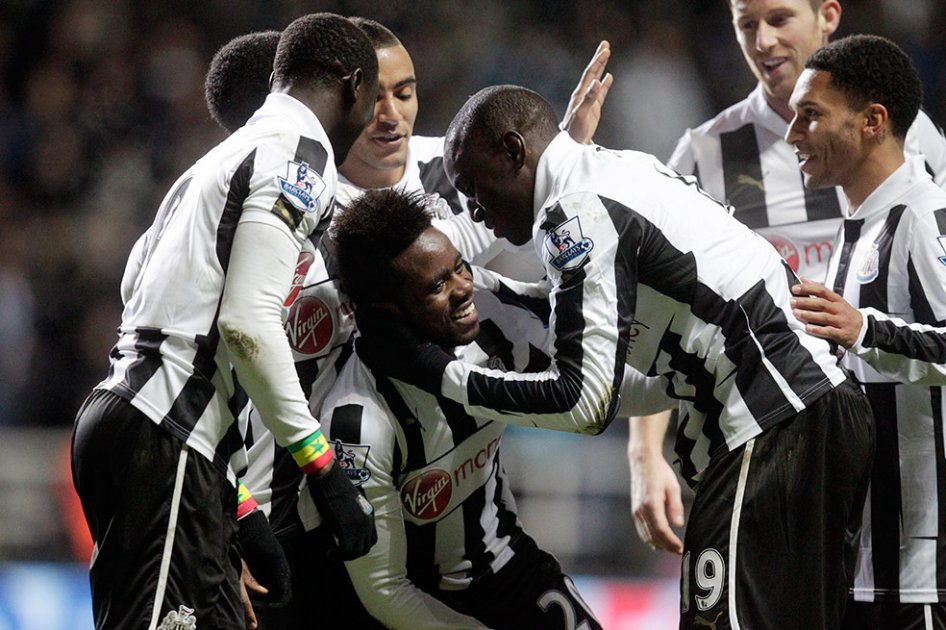 Jugadores de Newcastle celebran la victoria sobre Wigan. / AFP