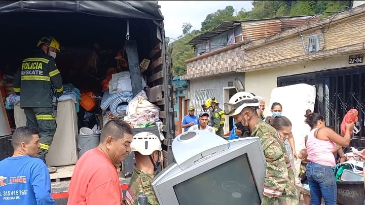 Las personas afectadas por el derrumbe reciben subsidios por parte de las administraciones municipales mientras son reubicadas en lugares seguros.
