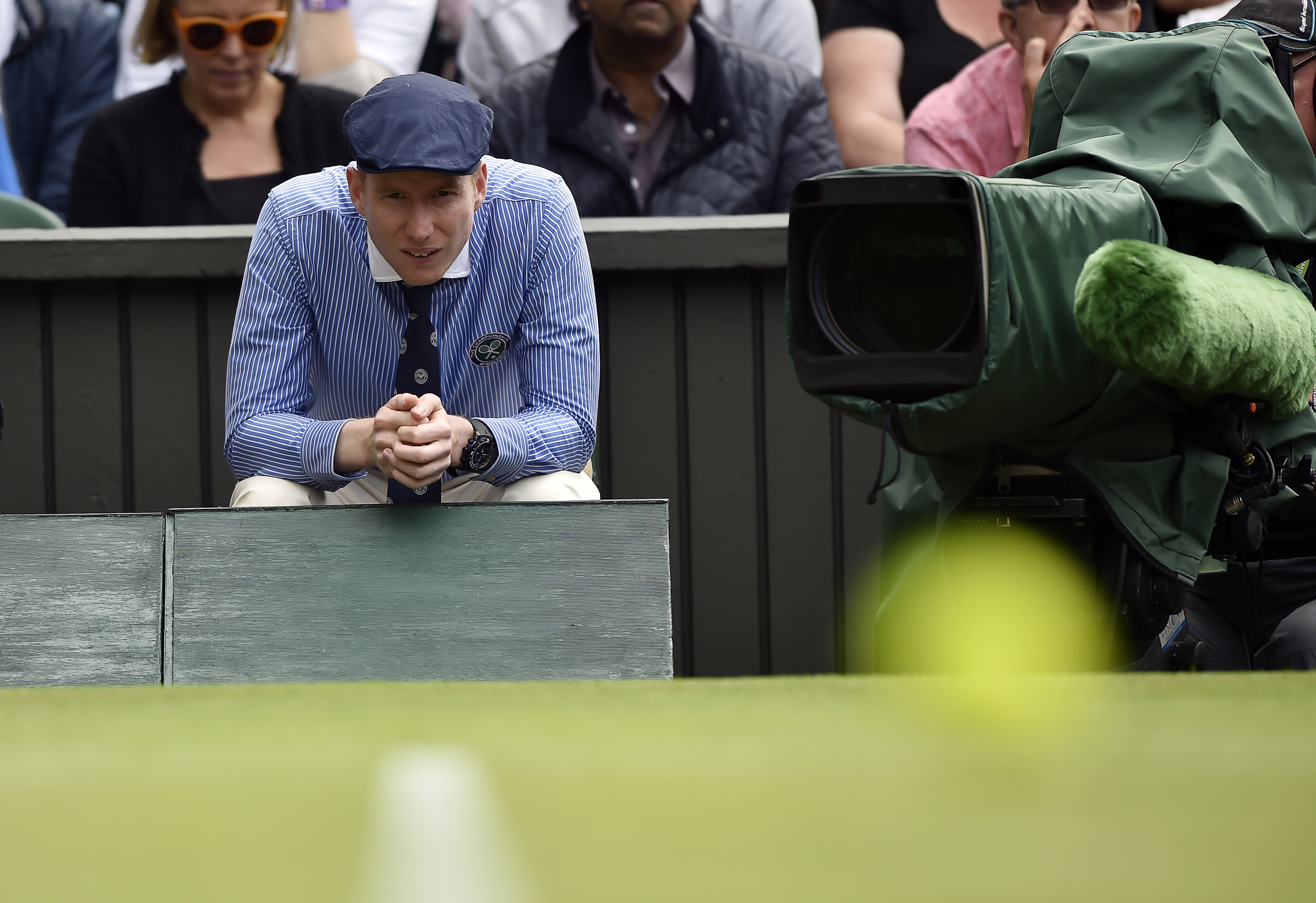 Wimbledon (United Kingdom).- (FILE) - A line judge follows the action on Centre Court during the Wimbledon Championships at the All England Lawn Tennis Club, in London, Britain, 30 June 2016 (re-issued 09 October 2024). The All England Club announced on 09 October 2024 that it will introduce Live Electronic Line Calling (Live ELC) at the tournament from 2025. The technology will be in place for the championship and qualifying. (Tenis, Reino Unido, Londres) EFE/EPA/HANNAH MCKAY EDITORIAL USE ONLY/NO COMMERCIAL SALES *** Local Caption *** 52861388