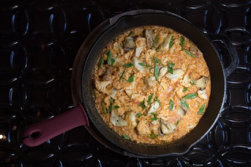 Pasos para preparar paella de coliflor y berenjena con mojo de tomates