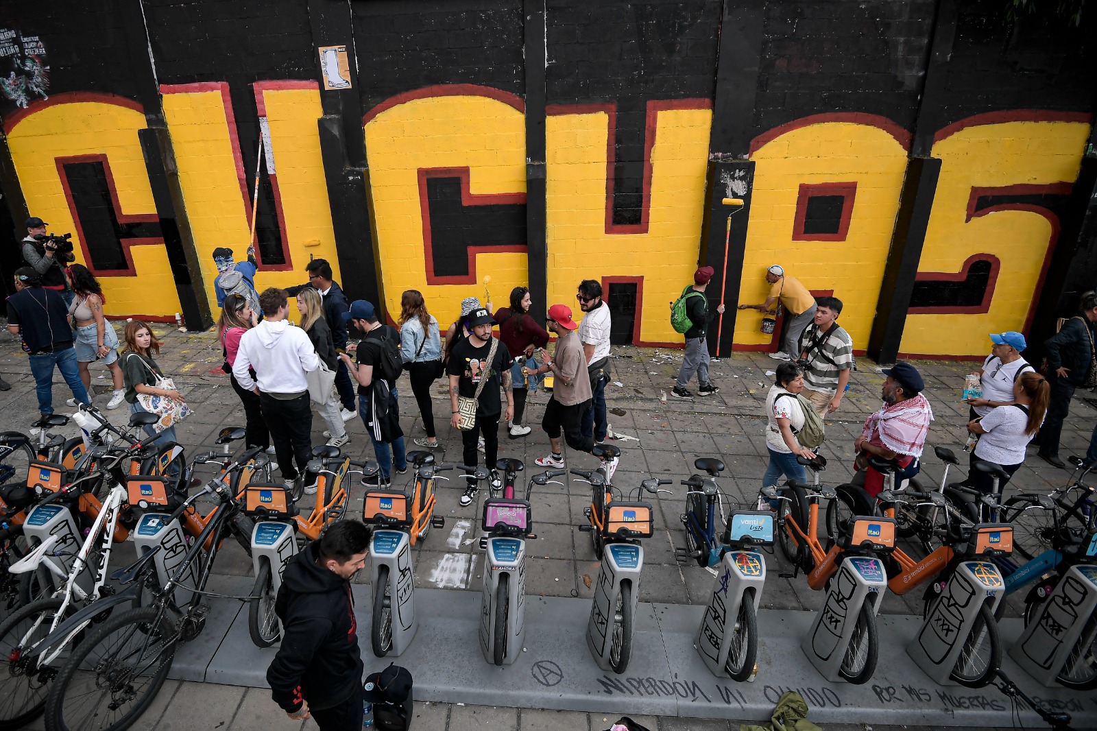 Tras acto vandálico, restauran en Bogotá mural en homenaje a las madres buscadoras