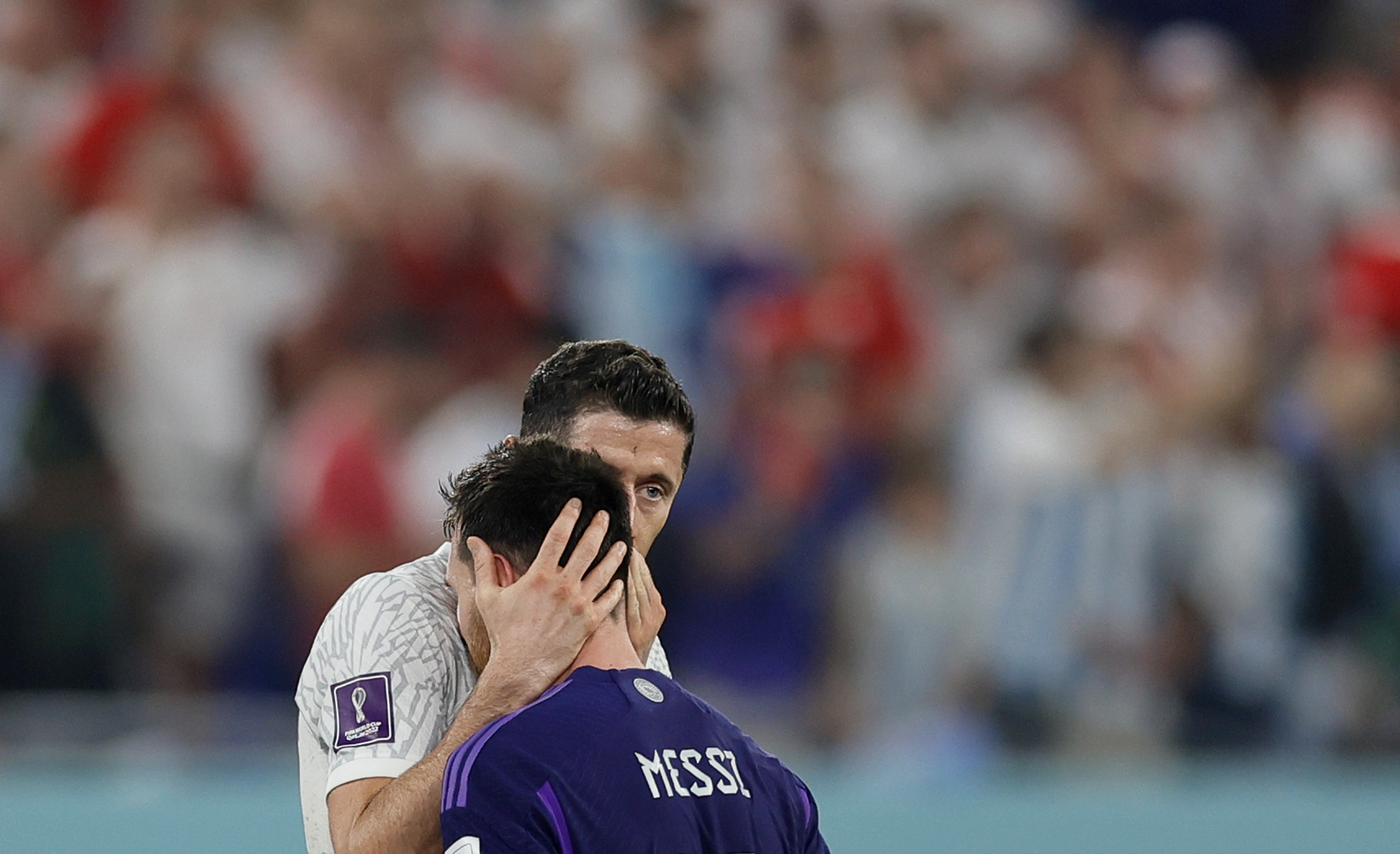 Doha (Qatar), 30/11/2022.- Robert Lewandowski (L) of Poland reacts with Lionel Messi of Argentina after the FIFA World Cup 2022 group C soccer match between Poland and Argentina at Stadium 947 in Doha, Qatar, 30 November 2022. (Mundial de Fútbol, Polonia, Catar) EFE/EPA/Ronald Wittek