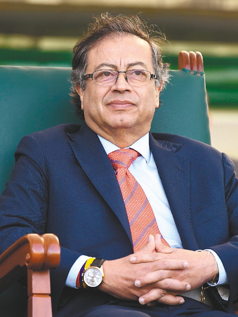 "Oh, sorpresa, ni el Eln ni las Fuerzas Armadas habían sido informadas de una decisión vuelta titular de prensa mundial y la salida no podía ser más facilista: mandar al ministro del Interior Prada a bajarle el tono a la embarrada en materia grave. El punto es crítico, pues con la paz no se juega y no puede ir echando globos un presidente que se cree la voz de Dios, ante la cual los hombres y la realidad simplemente se agachan".