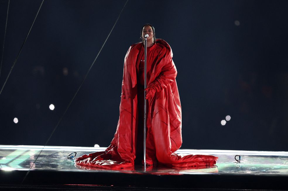 La cantante Rihanna interpretó sus mejores éxitos en el medio tiempo del Super Bowl.