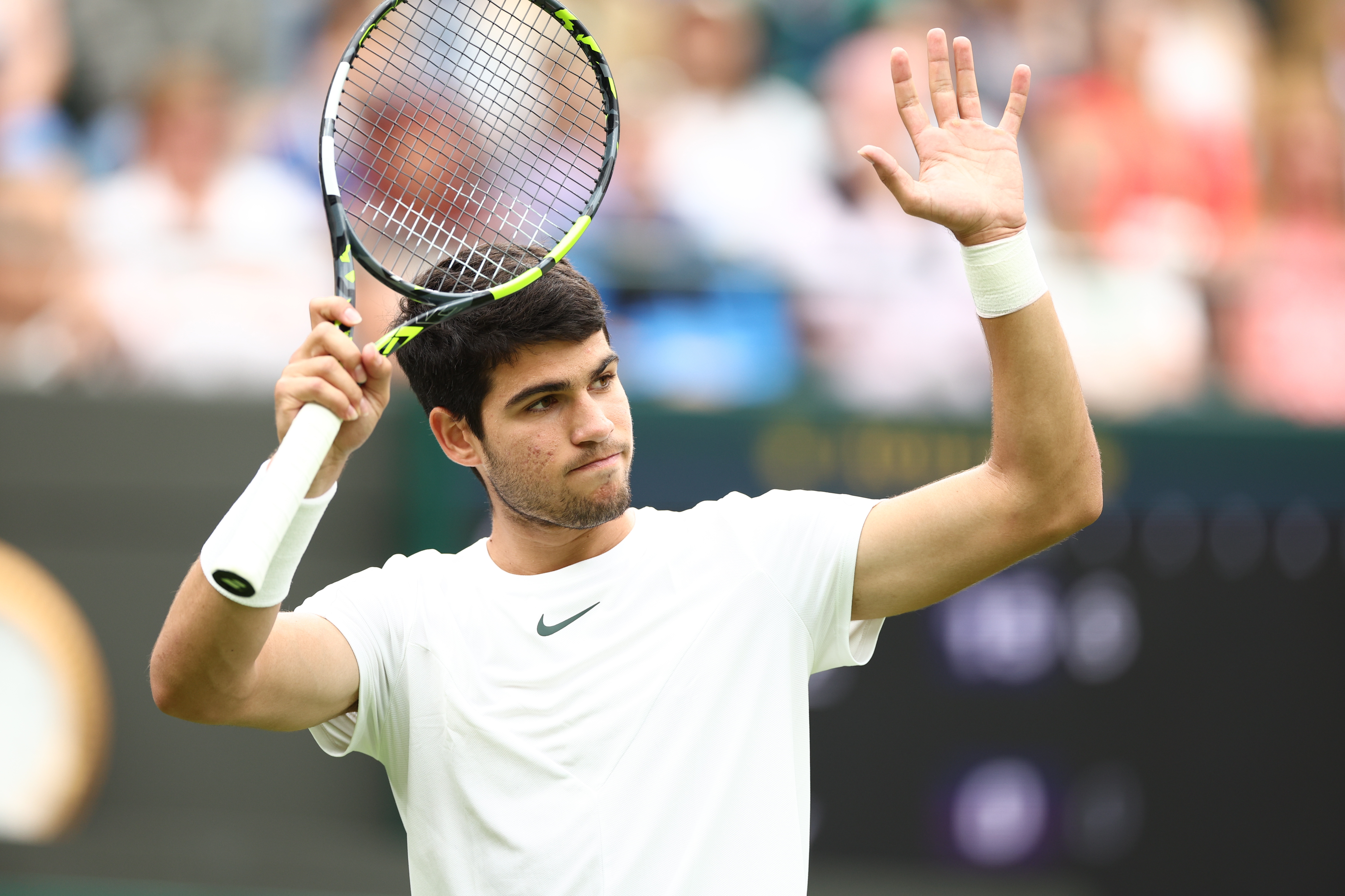Carlos Alcaraz se estrenó con triunfo en Wimbledon