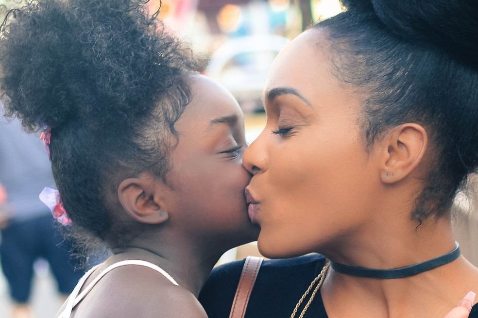 Madres amorosas y empáticas, niños más generosos