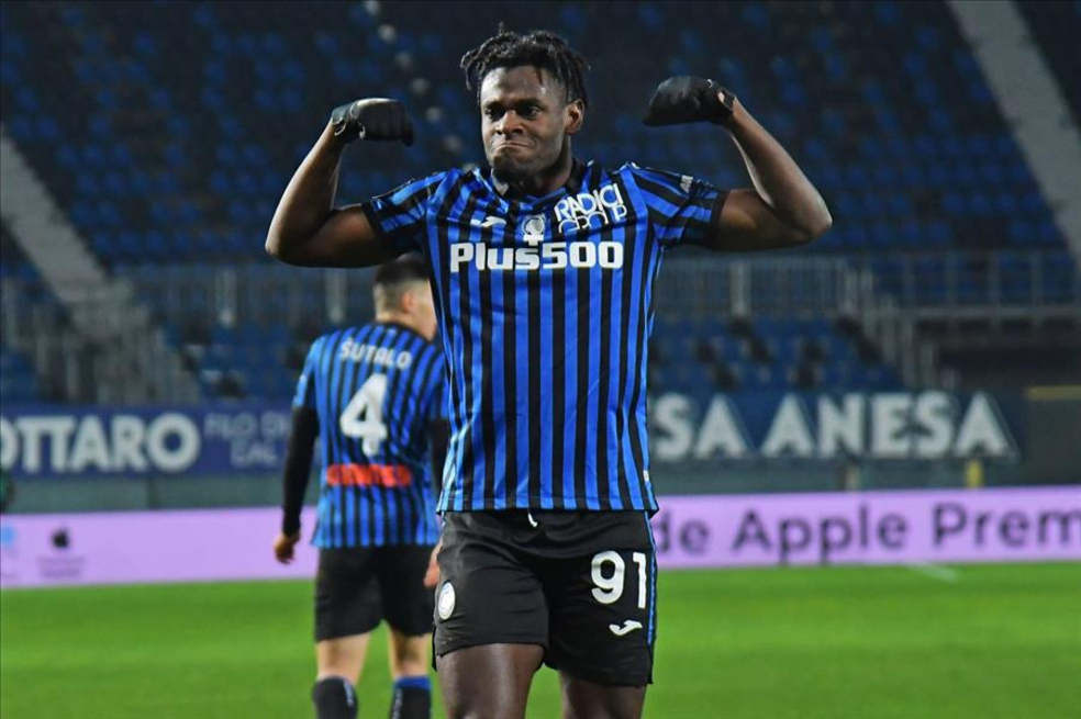 Duván Zapata, figura de Atalanta en la victoria sobre Napoli en Copa Italia