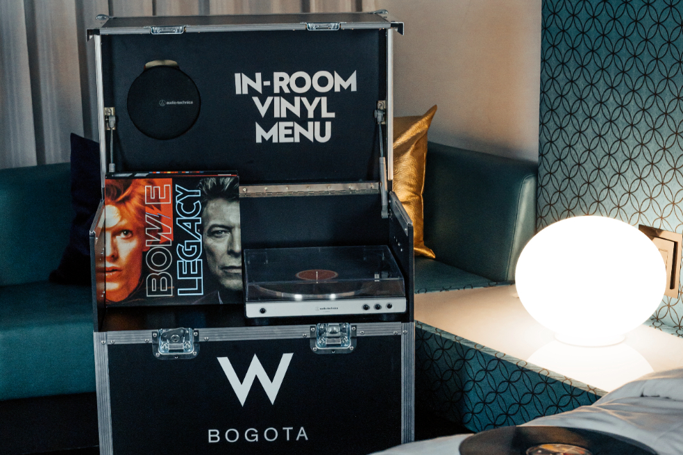 “In-Room Vinyl Menu” marida a la perfección la música con el complejo  mundo de los licores y la coctelería.