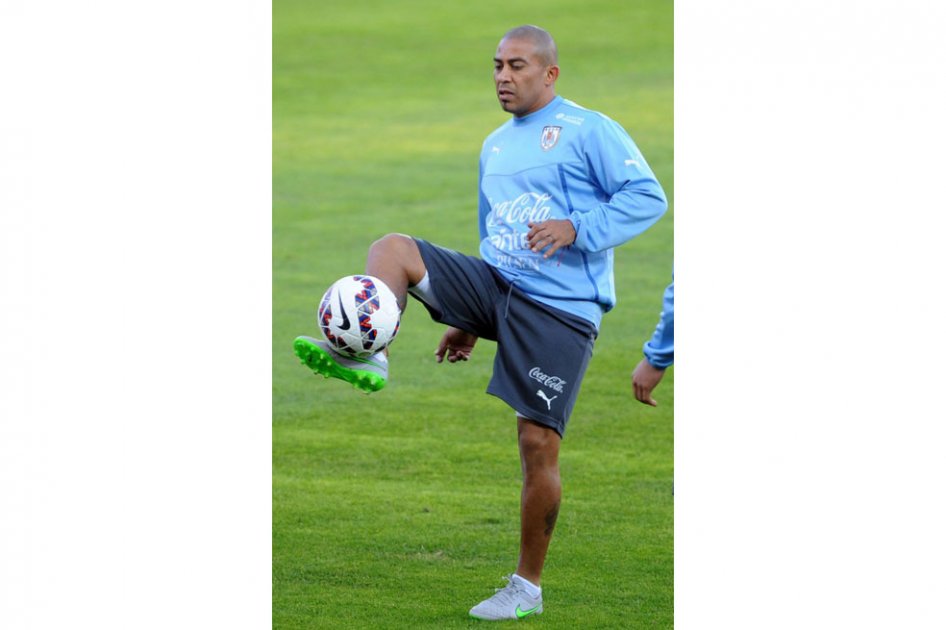 Arévalo Ríos, baja de Uruguay para el partido contra Colombia