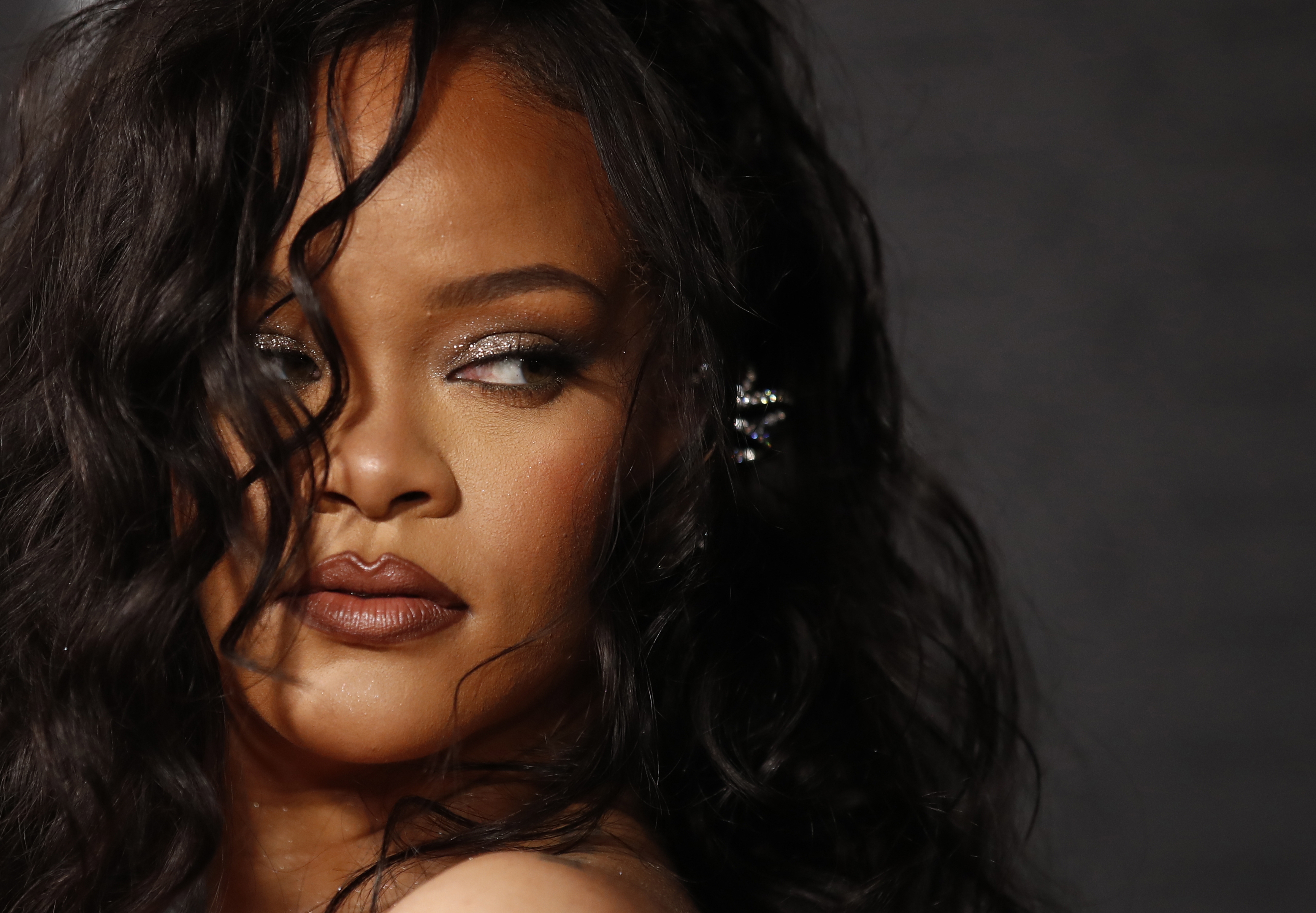 Rihanna estrenará nuevo sencillo en honor al actor de ‘Pantera Negra’