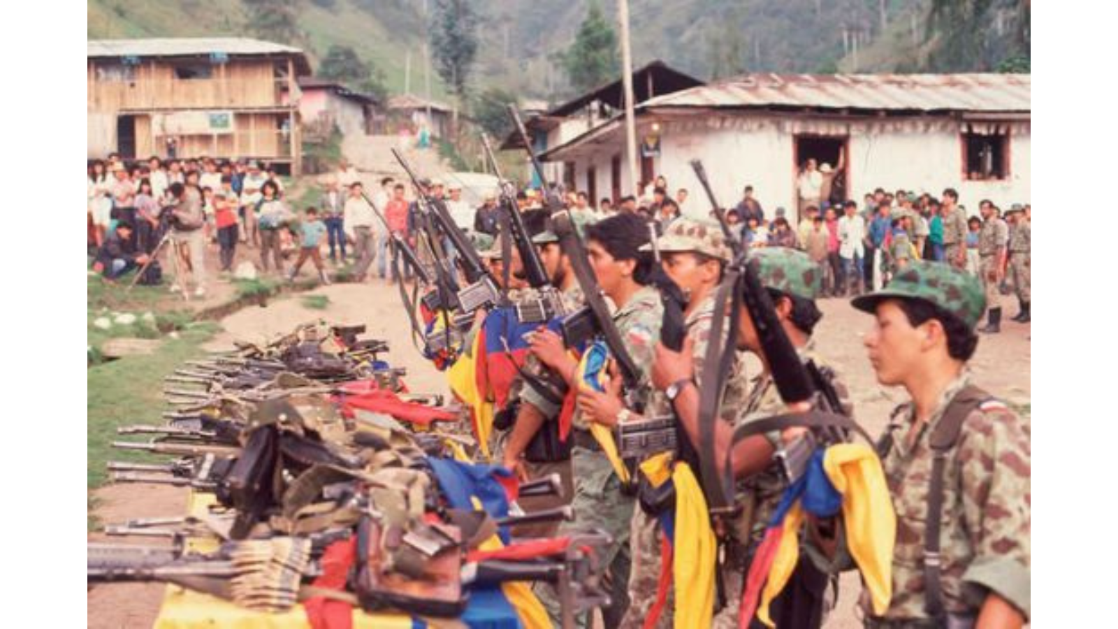 Proceso de entrega de las armas de la guerrilla del M-19 a la Internacional Socialista.