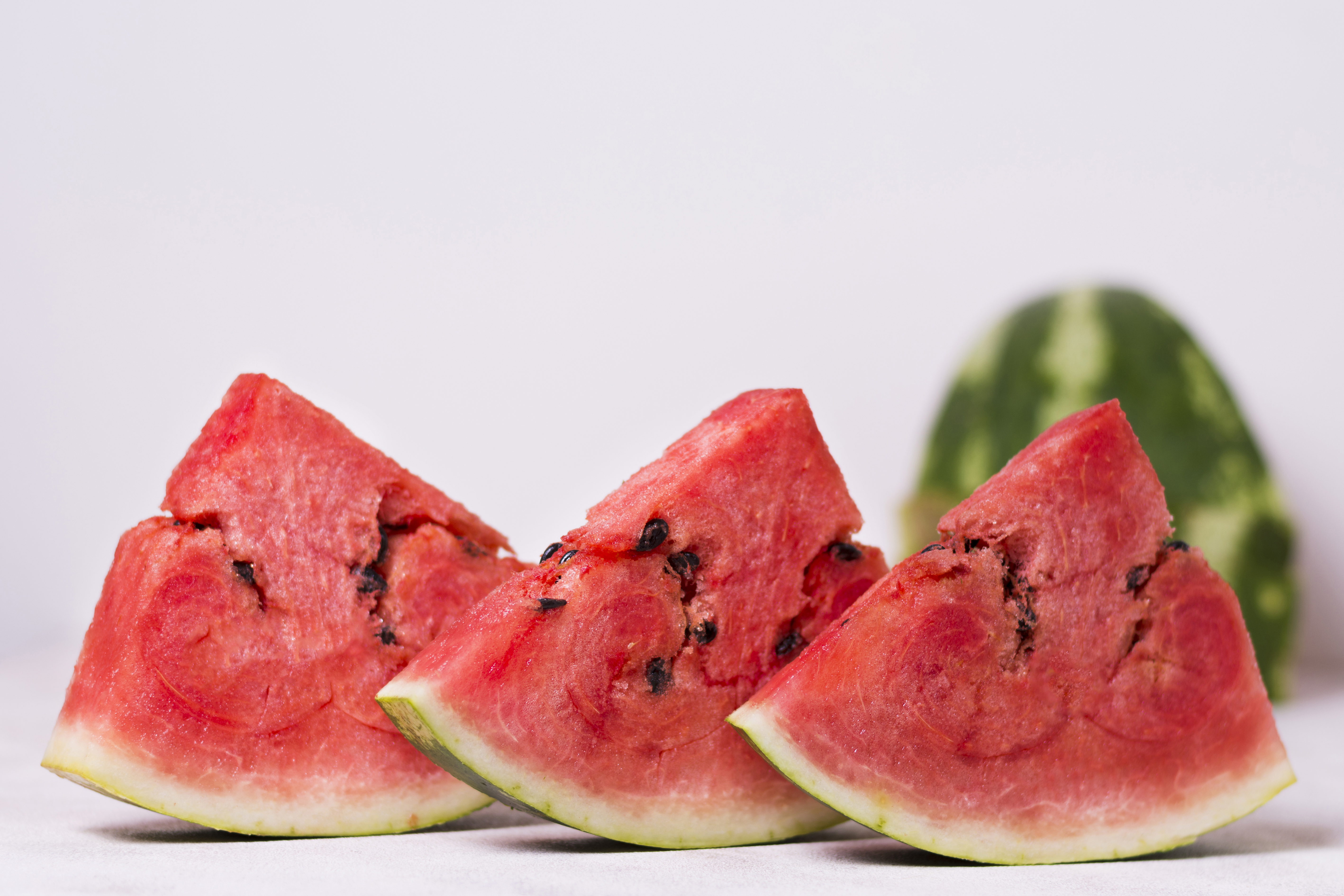 La sandía (Citrullus lanatus) es una fruta tropical originaria de África, reconocida por su alto contenido de agua, antioxidantes y compuestos como la citrulina, presente especialmente en la parte blanca cercana a la cáscara. Gracias a esta sustancia, que favorece la producción de óxido nítrico y la vasodilatación, la han llamado "viagra natural", pues según la Biblioteca Nacional de Medicina de Estados Unidos han relacionado su consumo con posibles beneficios para la circulación, la función sexual masculina y la fertilidad, además de propiedades antioxidantes, antiinflamatorias y cardiovasculares.