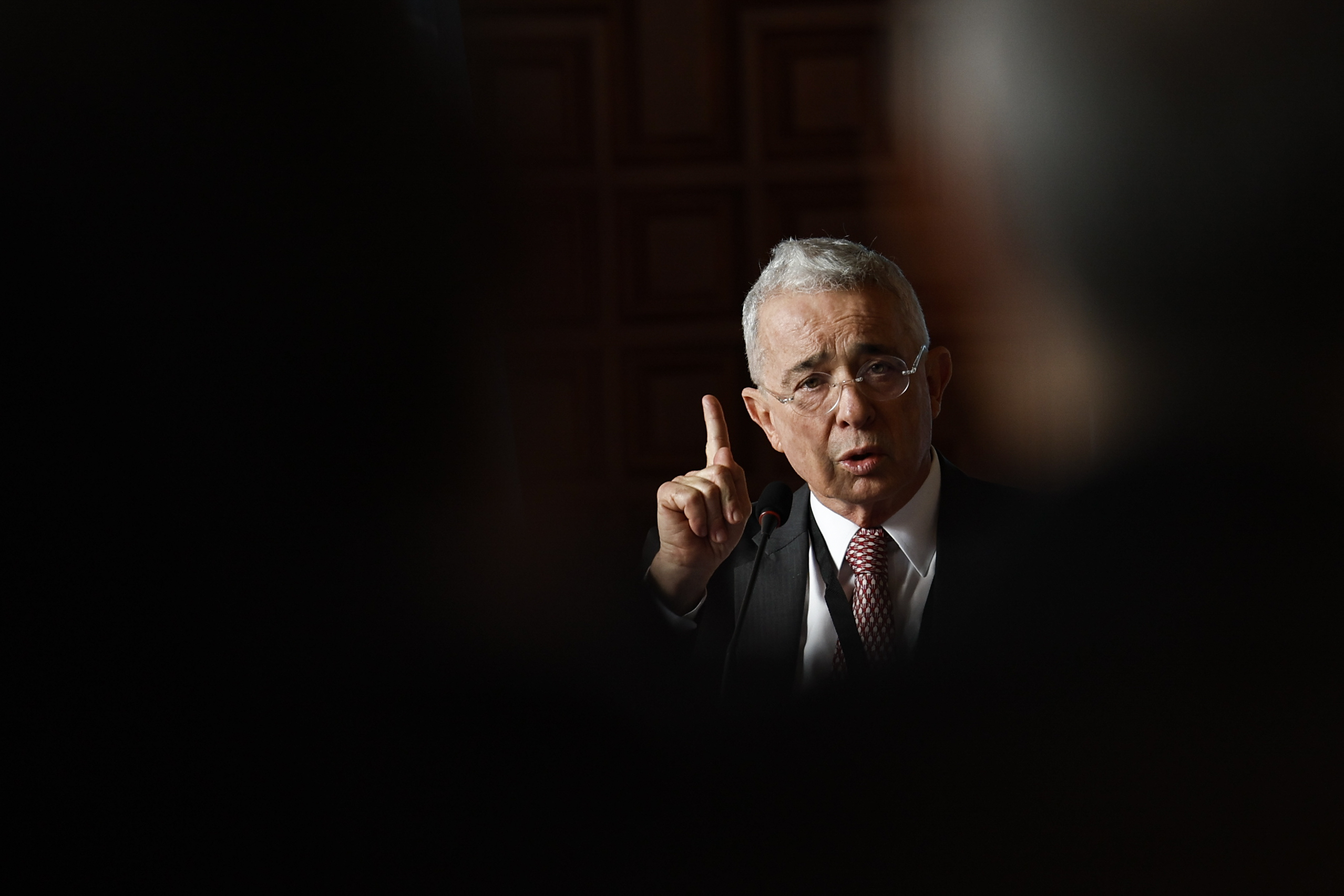 Jueza determina que la investigación contra Uribe no puede archivarse