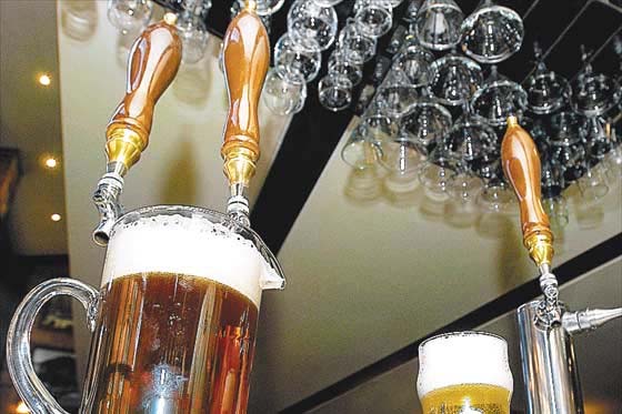 Se fugó de la clínica para celebrar con cerveza sus 94 años
